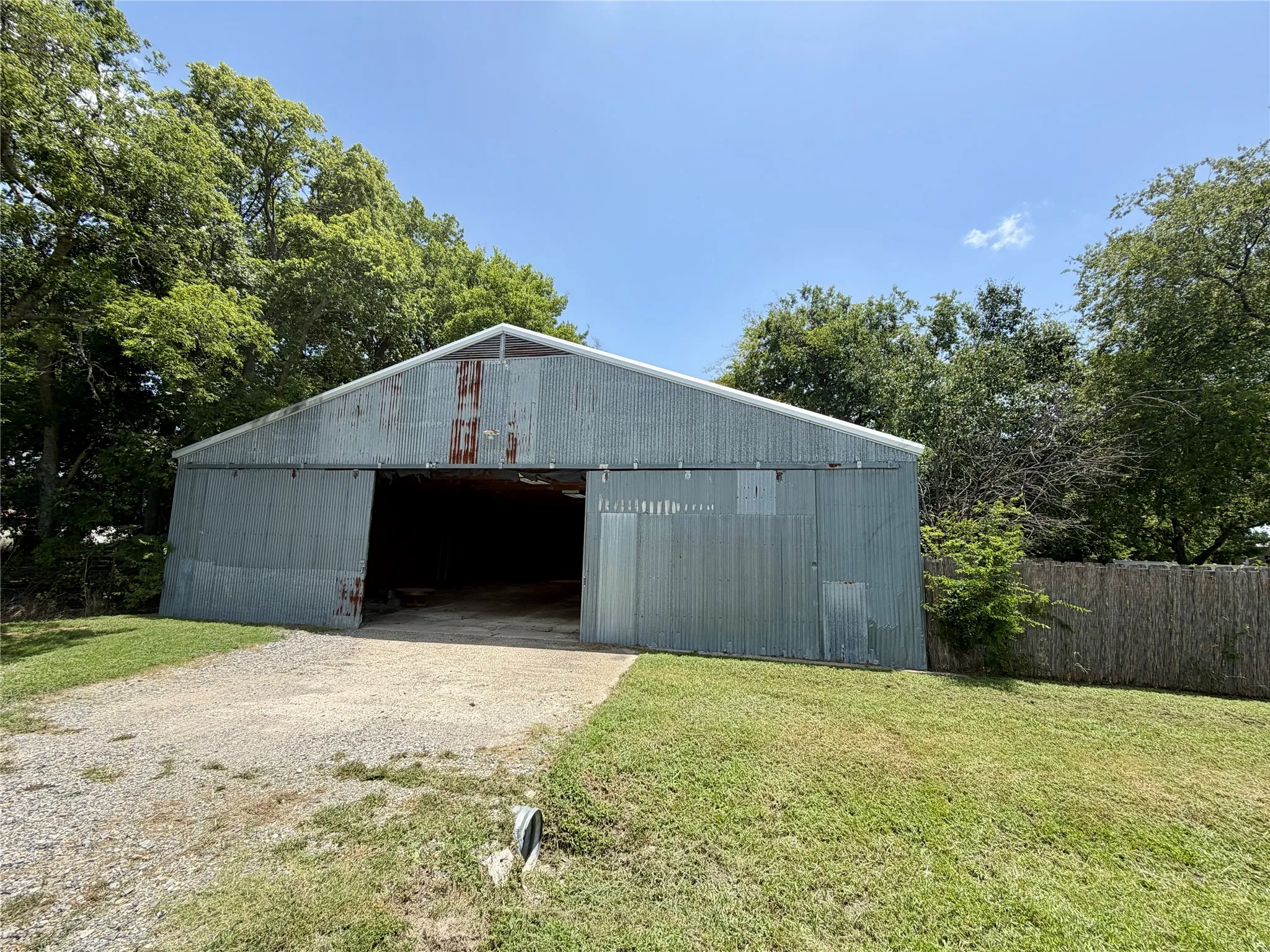 Single Family Residence For Sale in Fannin County , 100 E Austin Street, Leonard, Texas 75452, 2 Bedroom, 2 Bathroom, Garage spaces, 1,262 Sqft, built in 2001, mls#21335649, Real Estate Agent in Leonard, Homes For Sale in Fannin county, Homes For Sale in Leonard, Realtor in Leonard Texas, Real Estate Brokerage Independent Realty Texas, Luminita Cordes Realtor