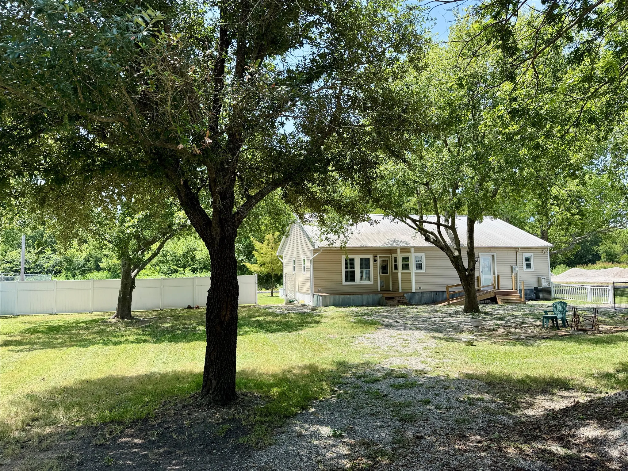 Single Family Residence For Sale in Fannin County , 100 E Austin Street, Leonard, Texas 75452, 2 Bedroom, 2 Bathroom, Garage spaces, 1,262 Sqft, built in 2001, mls#21335649, Real Estate Agent in Leonard, Homes For Sale in Fannin county, Homes For Sale in Leonard, Realtor in Leonard Texas, Real Estate Brokerage Independent Realty Texas, Luminita Cordes Realtor