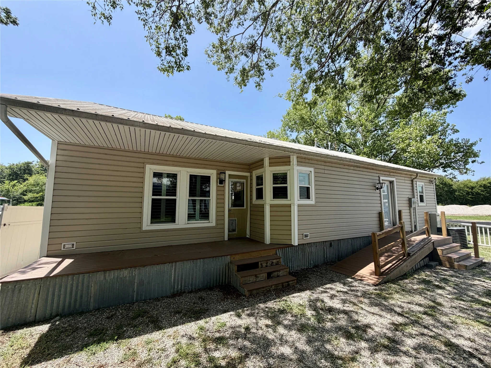 Single Family Residence For Sale in Fannin County , 100 E Austin Street, Leonard, Texas 75452, 2 Bedroom, 2 Bathroom, Garage spaces, 1,262 Sqft, built in 2001, mls#21335649, Real Estate Agent in Leonard, Homes For Sale in Fannin county, Homes For Sale in Leonard, Realtor in Leonard Texas, Real Estate Brokerage Independent Realty Texas, Luminita Cordes Realtor