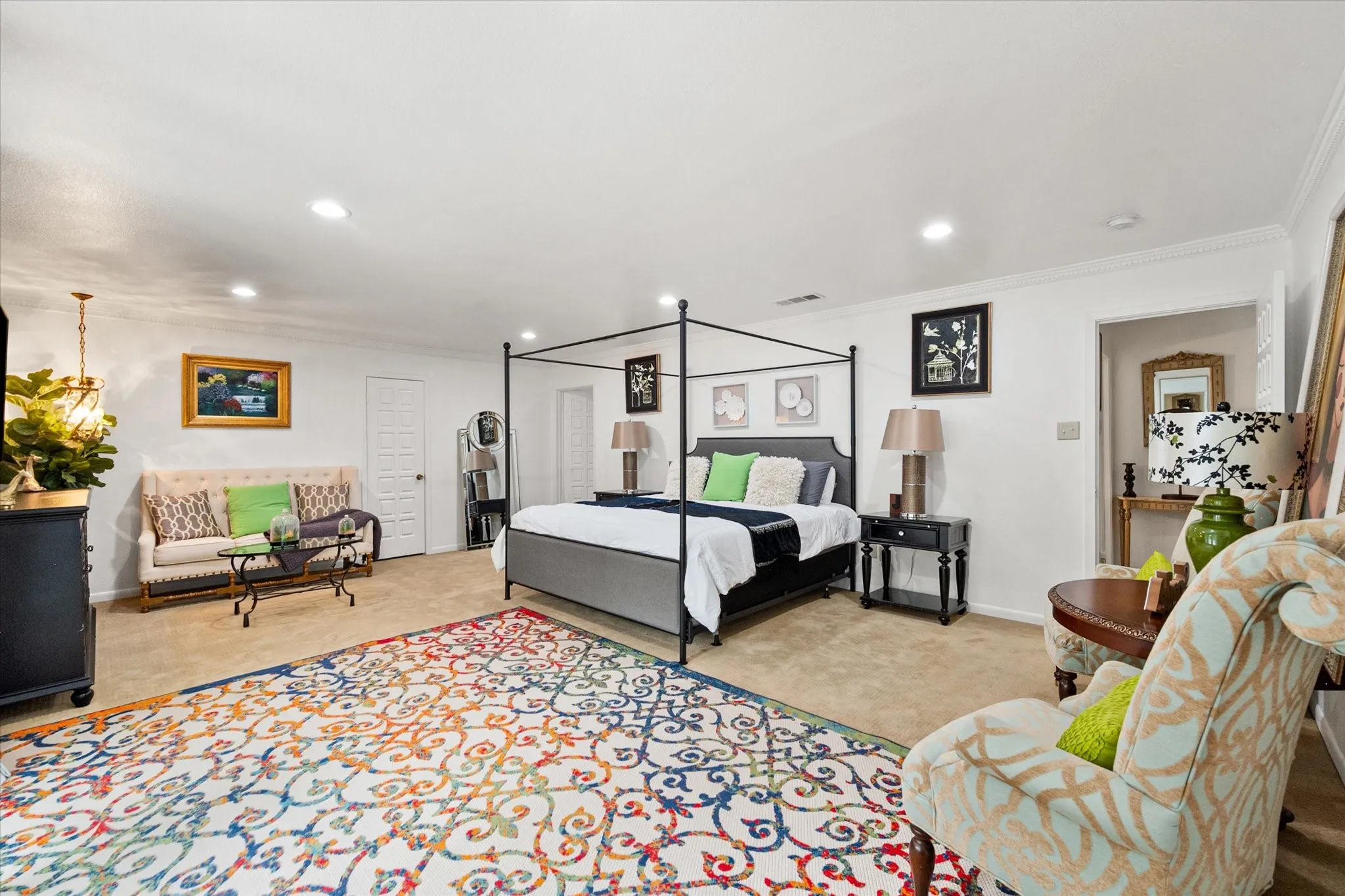 Spacious room featuring carpeting throughout, recessed lighting, and crown molding