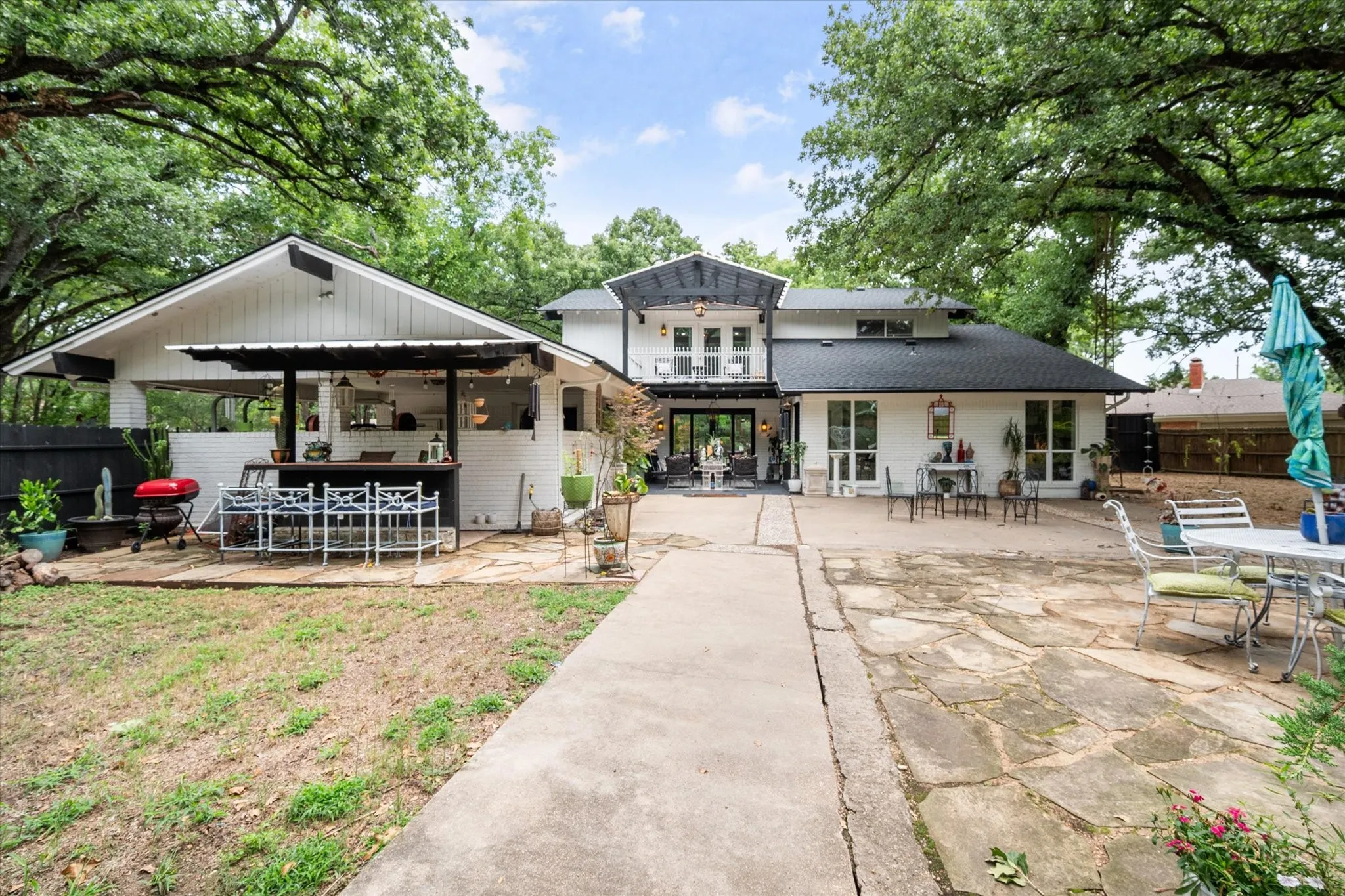Expansive back patio featuring large flagstone pavers