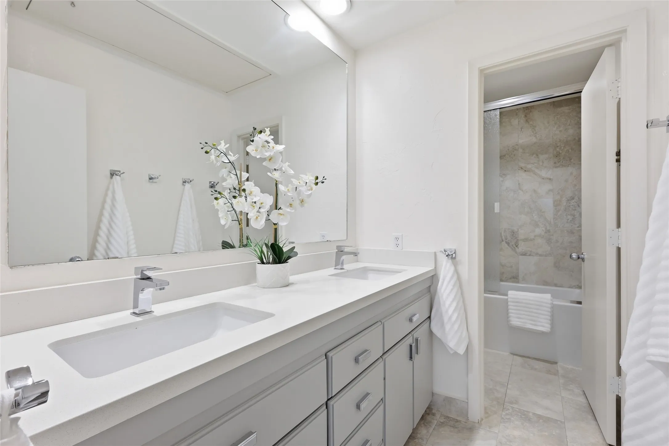 Single Family Residence For Sale in Dallas County , 9105 Kingsley Creek Circle, Dallas, Texas 75231, 4 Bedroom, 3 Bathroom, 2 Garage spaces, 2,520 Sqft, built in 1979, mls#21336202, Real Estate Agent in Dallas, Homes For Sale in Dallas county, Homes For Sale in Dallas, Realtor in Dallas Texas, Real Estate Brokerage Independent Realty Texas, Luminita Cordes Realtor
