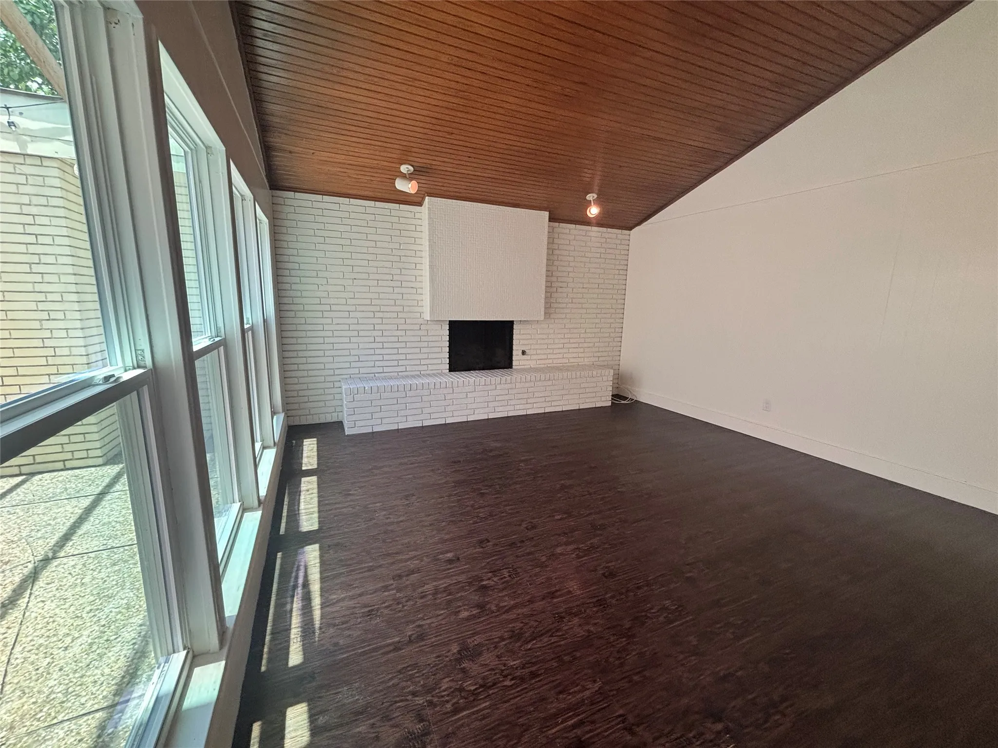 Duplex For Rent in Tarrant County , 603 Westview Avenue, Fort Worth, Texas 76107, 3 Bedroom, 2 Bathroom, Garage spaces, 1,425 Sqft, built in 1965, mls#21325379, Real Estate Agent in Fort Worth, Homes For Rent in Tarrant county, Homes For Rent in Fort Worth, Realtor in Fort Worth Texas, Real Estate Brokerage Independent Realty Texas, Luminita Cordes Realtor