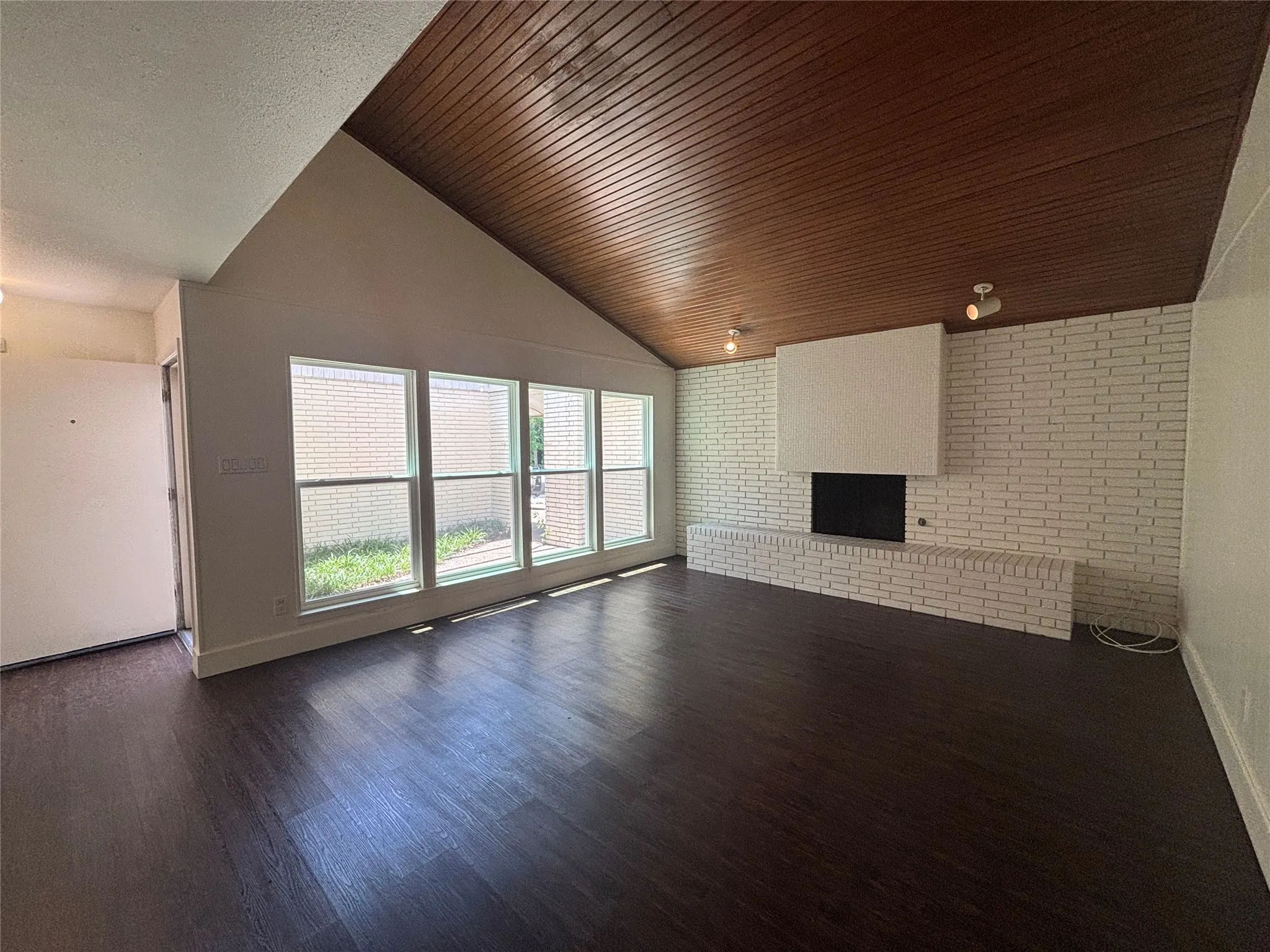 Duplex For Rent in Tarrant County , 603 Westview Avenue, Fort Worth, Texas 76107, 3 Bedroom, 2 Bathroom, Garage spaces, 1,425 Sqft, built in 1965, mls#21325379, Real Estate Agent in Fort Worth, Homes For Rent in Tarrant county, Homes For Rent in Fort Worth, Realtor in Fort Worth Texas, Real Estate Brokerage Independent Realty Texas, Luminita Cordes Realtor