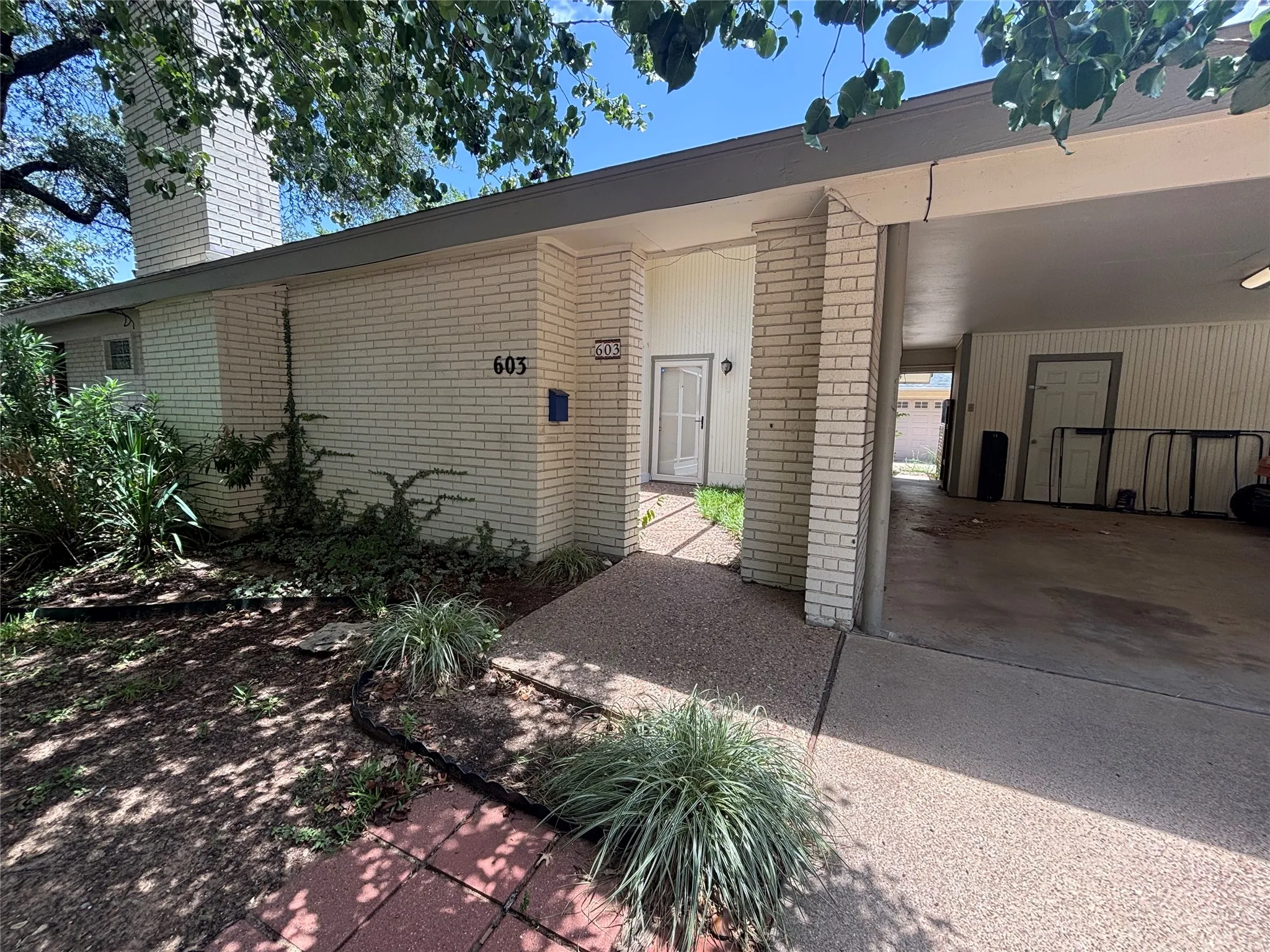 Duplex For Rent in Tarrant County , 603 Westview Avenue, Fort Worth, Texas 76107, 3 Bedroom, 2 Bathroom, Garage spaces, 1,425 Sqft, built in 1965, mls#21325379, Real Estate Agent in Fort Worth, Homes For Rent in Tarrant county, Homes For Rent in Fort Worth, Realtor in Fort Worth Texas, Real Estate Brokerage Independent Realty Texas, Luminita Cordes Realtor