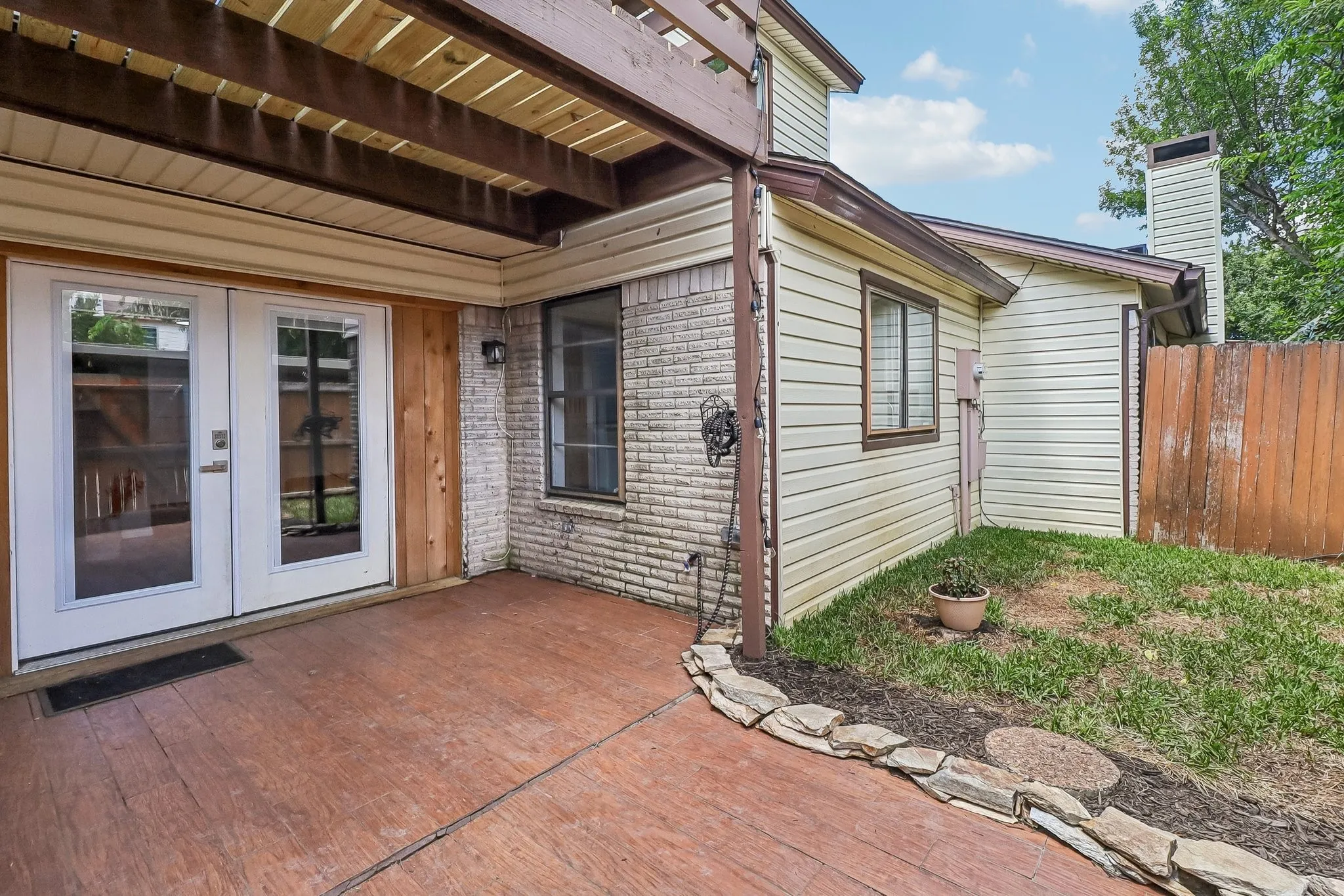 Townhouse For Rent in Dallas County , 2059 Embassy Way, Carrollton, Texas 75006, 3 Bedroom, 3 Bathroom, Garage spaces, 1,514 Sqft, built in 1973, mls#21331504, Real Estate Agent in Carrollton, Homes For Rent in Dallas county, Homes For Rent in Carrollton, Realtor in Carrollton Texas, Real Estate Brokerage Independent Realty Texas, Luminita Cordes Realtor