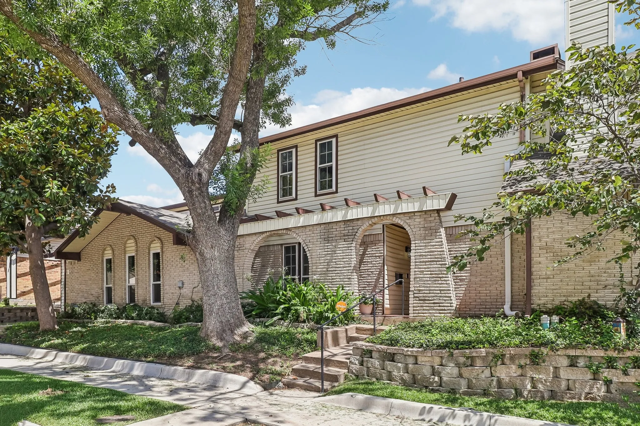 Townhouse For Rent in Dallas County , 2059 Embassy Way, Carrollton, Texas 75006, 3 Bedroom, 3 Bathroom, Garage spaces, 1,514 Sqft, built in 1973, mls#21331504, Real Estate Agent in Carrollton, Homes For Rent in Dallas county, Homes For Rent in Carrollton, Realtor in Carrollton Texas, Real Estate Brokerage Independent Realty Texas, Luminita Cordes Realtor
