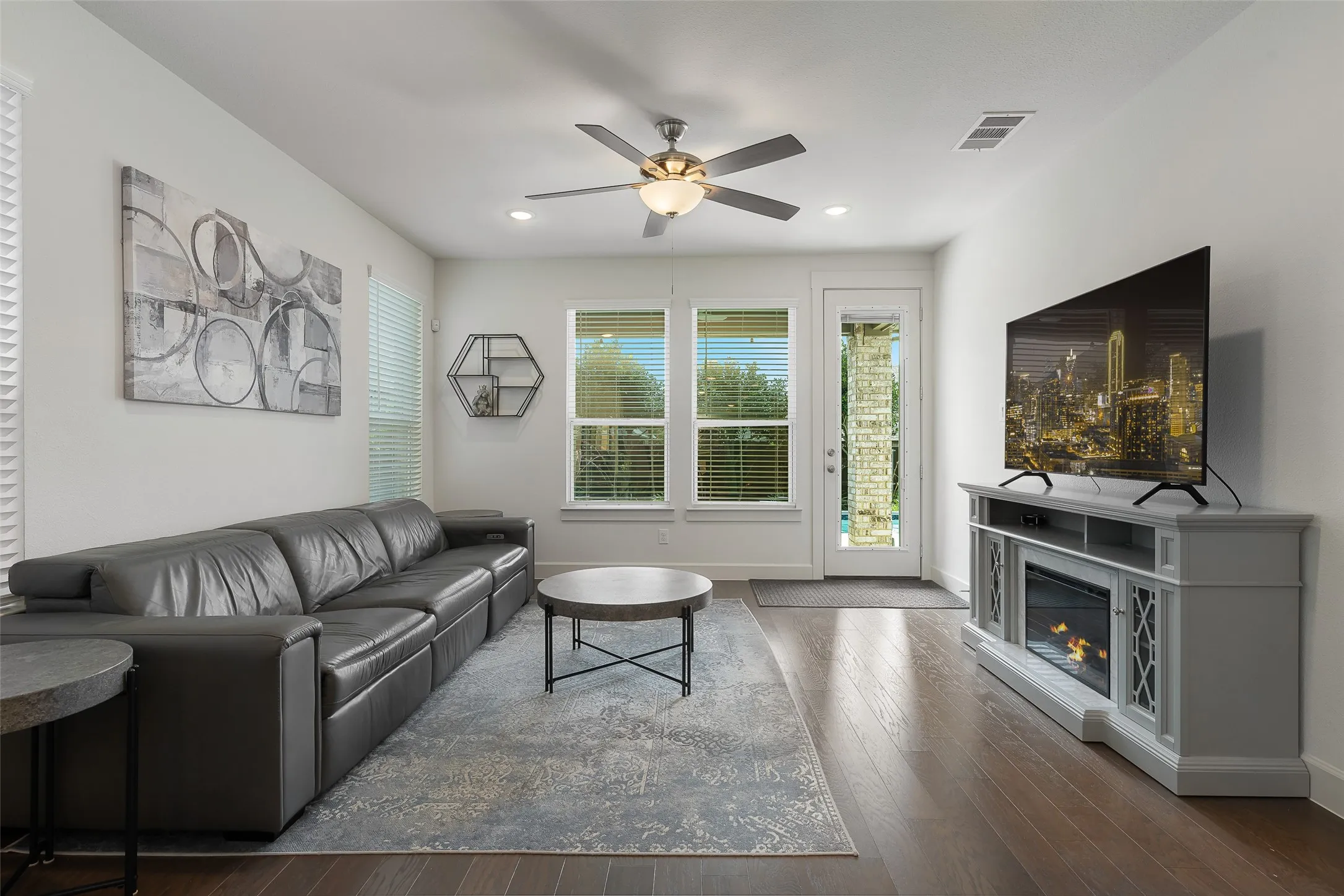 Single Family Residence For Sale in Collin County , 5825 Liberty Hill Drive, Mc Kinney, Texas 75070, 3 Bedroom, 3 Bathroom, 2 Garage spaces, 2,244 Sqft, built in 2019, mls#21335909, Real Estate Agent in Mc Kinney, Homes For Sale in Collin county, Homes For Sale in Mc Kinney, Realtor in Mc Kinney Texas, Real Estate Brokerage Independent Realty Texas, Luminita Cordes Realtor