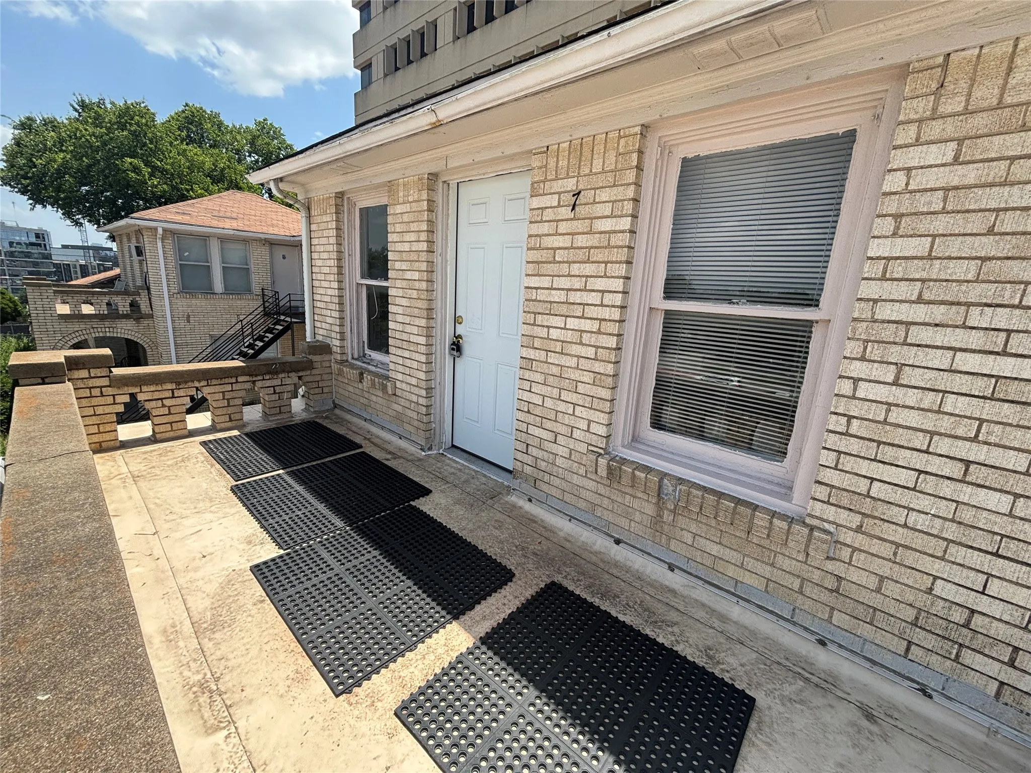 Apartment For Rent in Tarrant County , 3529 W 7th Street 7, Fort Worth, Texas 76107, 1 Bedroom, 1 Bathroom, Garage spaces, 325 Sqft, built in 1950, mls#21326044, Real Estate Agent in Fort Worth, Homes For Rent in Tarrant county, Homes For Rent in Fort Worth, Realtor in Fort Worth Texas, Real Estate Brokerage Independent Realty Texas, Luminita Cordes Realtor