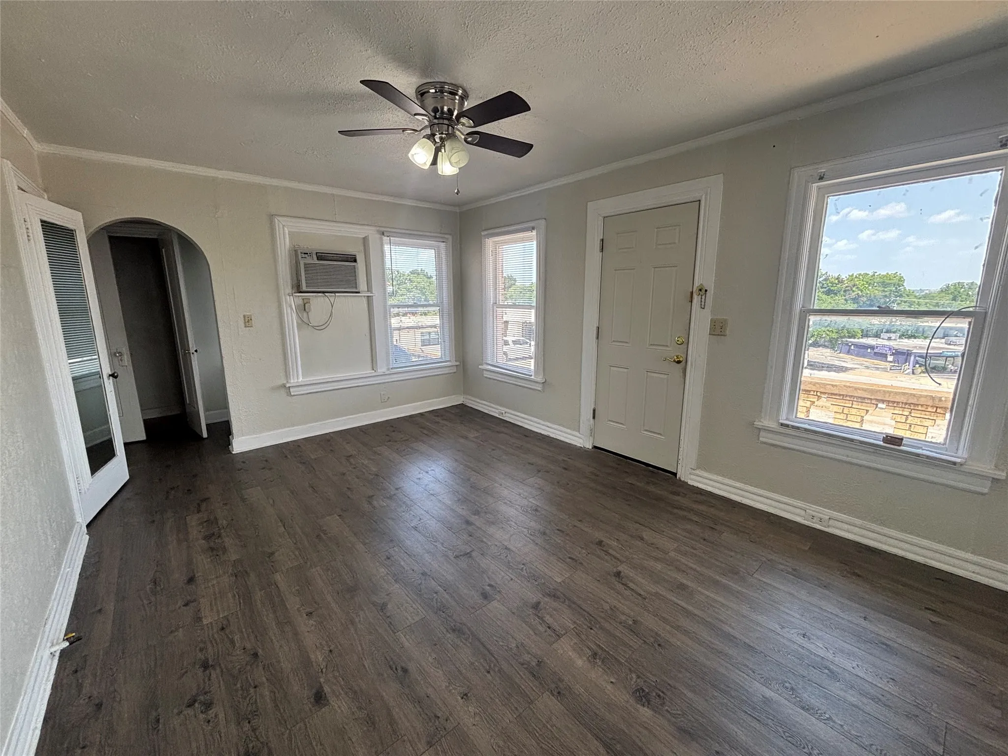 Apartment For Rent in Tarrant County , 3529 W 7th Street 7, Fort Worth, Texas 76107, 1 Bedroom, 1 Bathroom, Garage spaces, 325 Sqft, built in 1950, mls#21326044, Real Estate Agent in Fort Worth, Homes For Rent in Tarrant county, Homes For Rent in Fort Worth, Realtor in Fort Worth Texas, Real Estate Brokerage Independent Realty Texas, Luminita Cordes Realtor