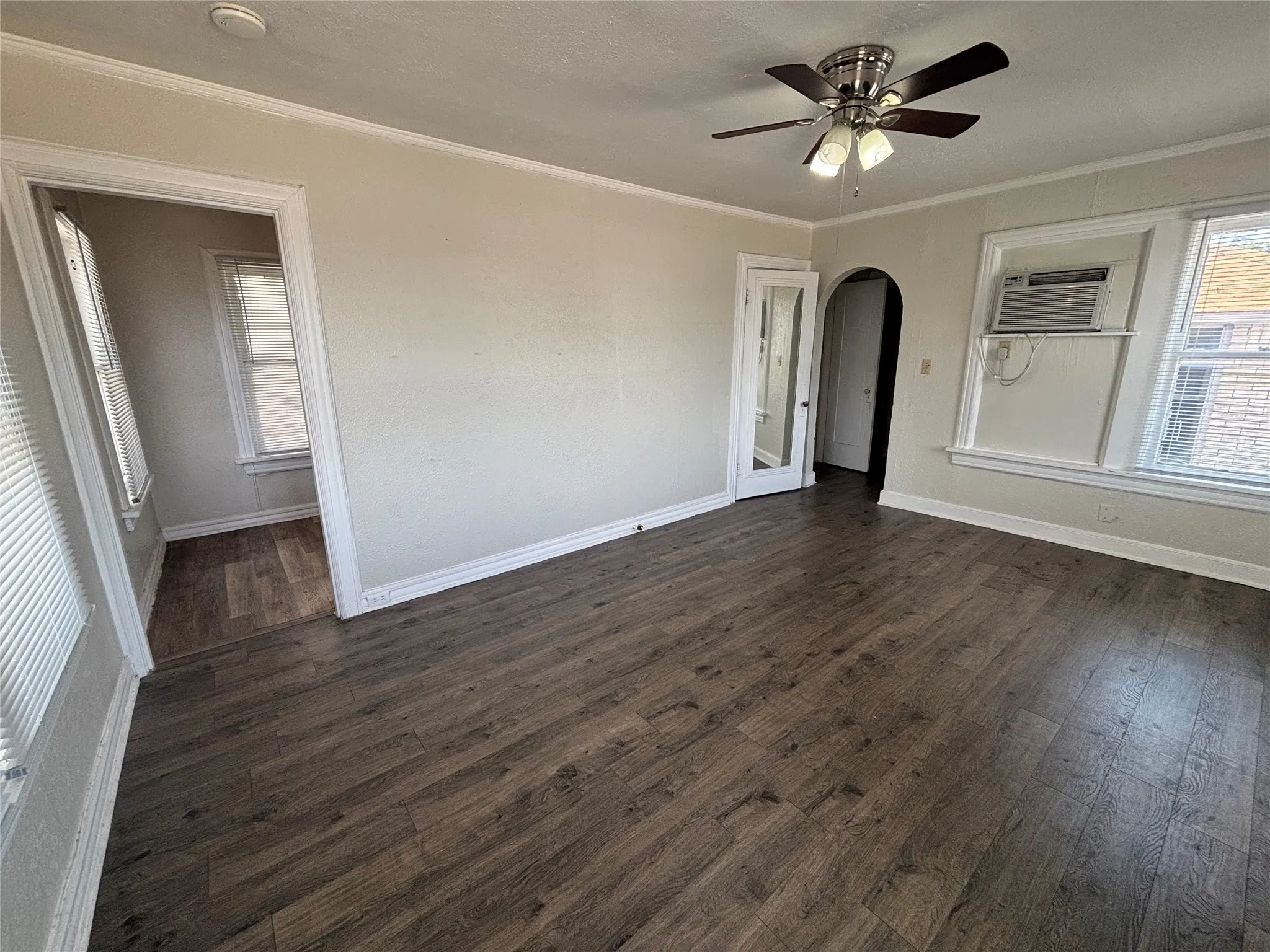 Apartment For Rent in Tarrant County , 3529 W 7th Street 7, Fort Worth, Texas 76107, 1 Bedroom, 1 Bathroom, Garage spaces, 325 Sqft, built in 1950, mls#21326044, Real Estate Agent in Fort Worth, Homes For Rent in Tarrant county, Homes For Rent in Fort Worth, Realtor in Fort Worth Texas, Real Estate Brokerage Independent Realty Texas, Luminita Cordes Realtor