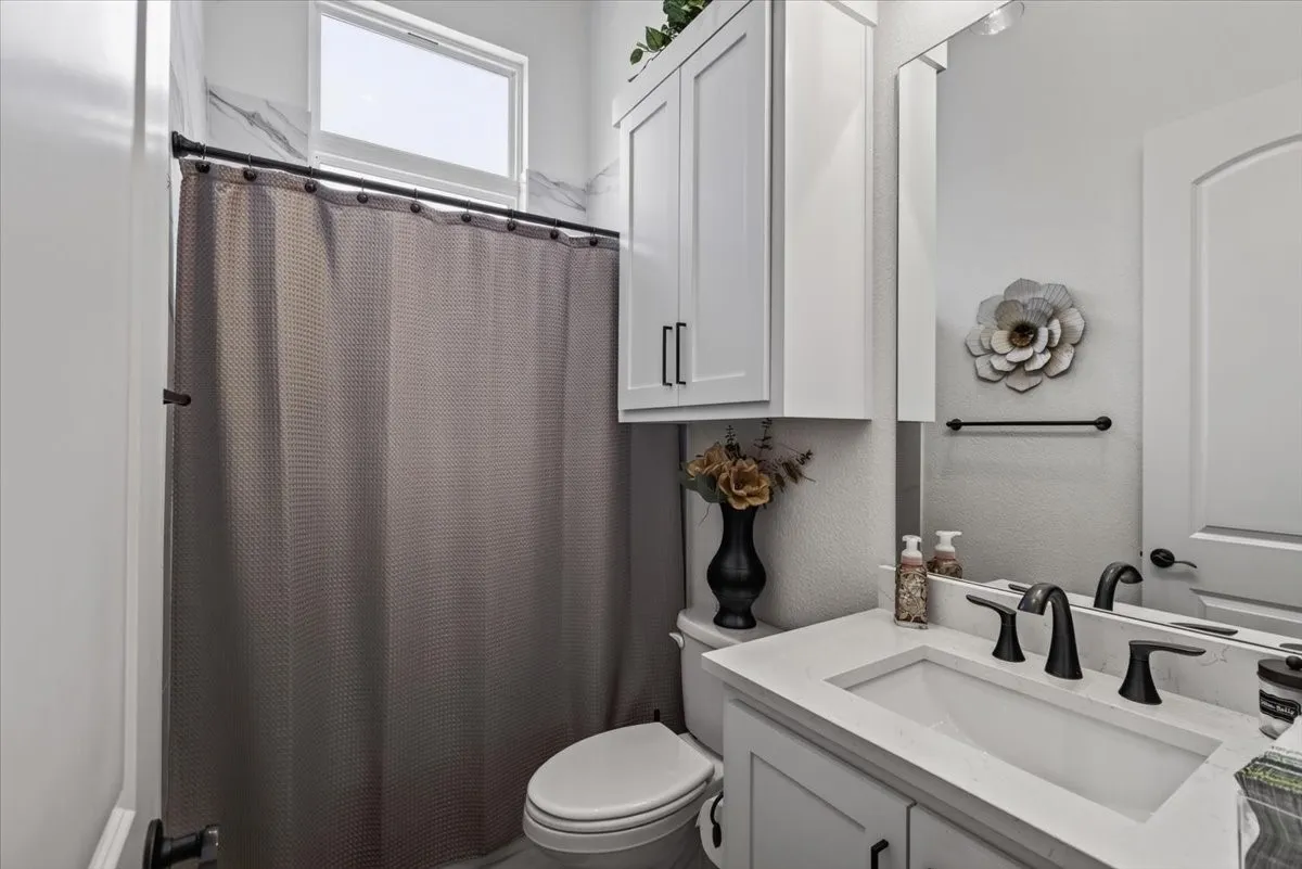 Single Family Residence For Sale in Henderson County , 181 Colonial Drive, Mabank, Texas 75156, 4 Bedroom, 4 Bathroom, 2 Garage spaces, 2,739 Sqft, built in 2022, mls#21336444, Real Estate Agent in Mabank, Homes For Sale in Henderson county, Homes For Sale in Mabank, Realtor in Mabank Texas, Real Estate Brokerage Independent Realty Texas, Luminita Cordes Realtor