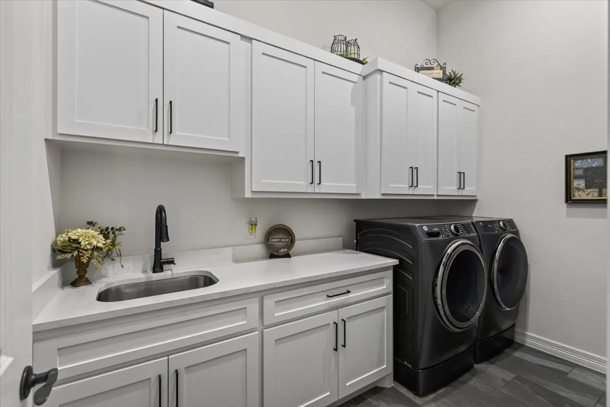 Single Family Residence For Sale in Henderson County , 181 Colonial Drive, Mabank, Texas 75156, 4 Bedroom, 4 Bathroom, 2 Garage spaces, 2,739 Sqft, built in 2022, mls#21336444, Real Estate Agent in Mabank, Homes For Sale in Henderson county, Homes For Sale in Mabank, Realtor in Mabank Texas, Real Estate Brokerage Independent Realty Texas, Luminita Cordes Realtor