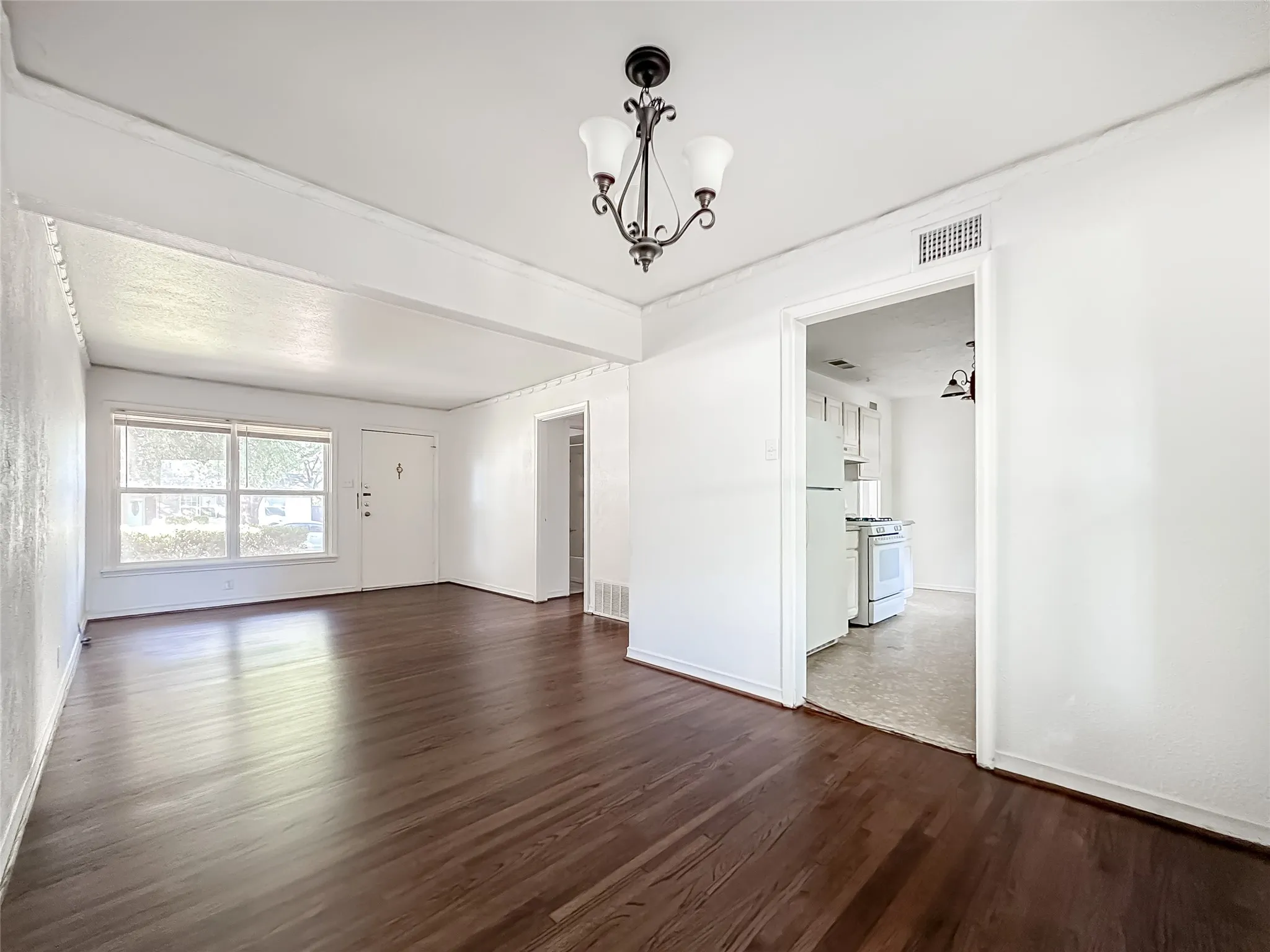 Single Family Residence For Rent in Dallas County , 3226 San Medina Avenue, Dallas, Texas 75228, 3 Bedroom, 2 Bathroom, 1 Garage spaces, 1,208 Sqft, built in 1954, mls#21309568, Real Estate Agent in Dallas, Homes For Rent in Dallas county, Homes For Rent in Dallas, Realtor in Dallas Texas, Real Estate Brokerage Independent Realty Texas, Luminita Cordes Realtor
