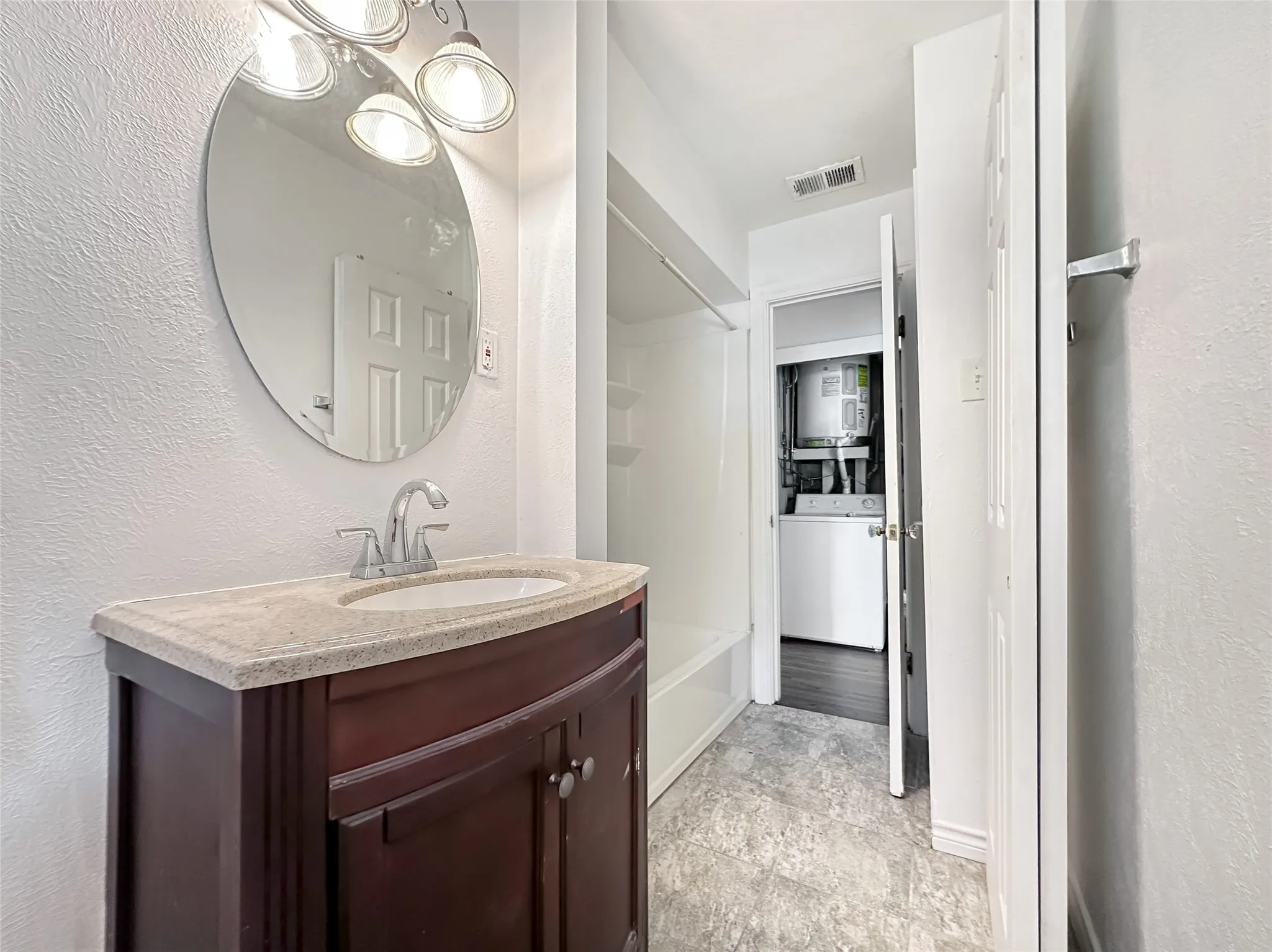 Single Family Residence For Rent in Dallas County , 3226 San Medina Avenue, Dallas, Texas 75228, 3 Bedroom, 2 Bathroom, 1 Garage spaces, 1,208 Sqft, built in 1954, mls#21309568, Real Estate Agent in Dallas, Homes For Rent in Dallas county, Homes For Rent in Dallas, Realtor in Dallas Texas, Real Estate Brokerage Independent Realty Texas, Luminita Cordes Realtor