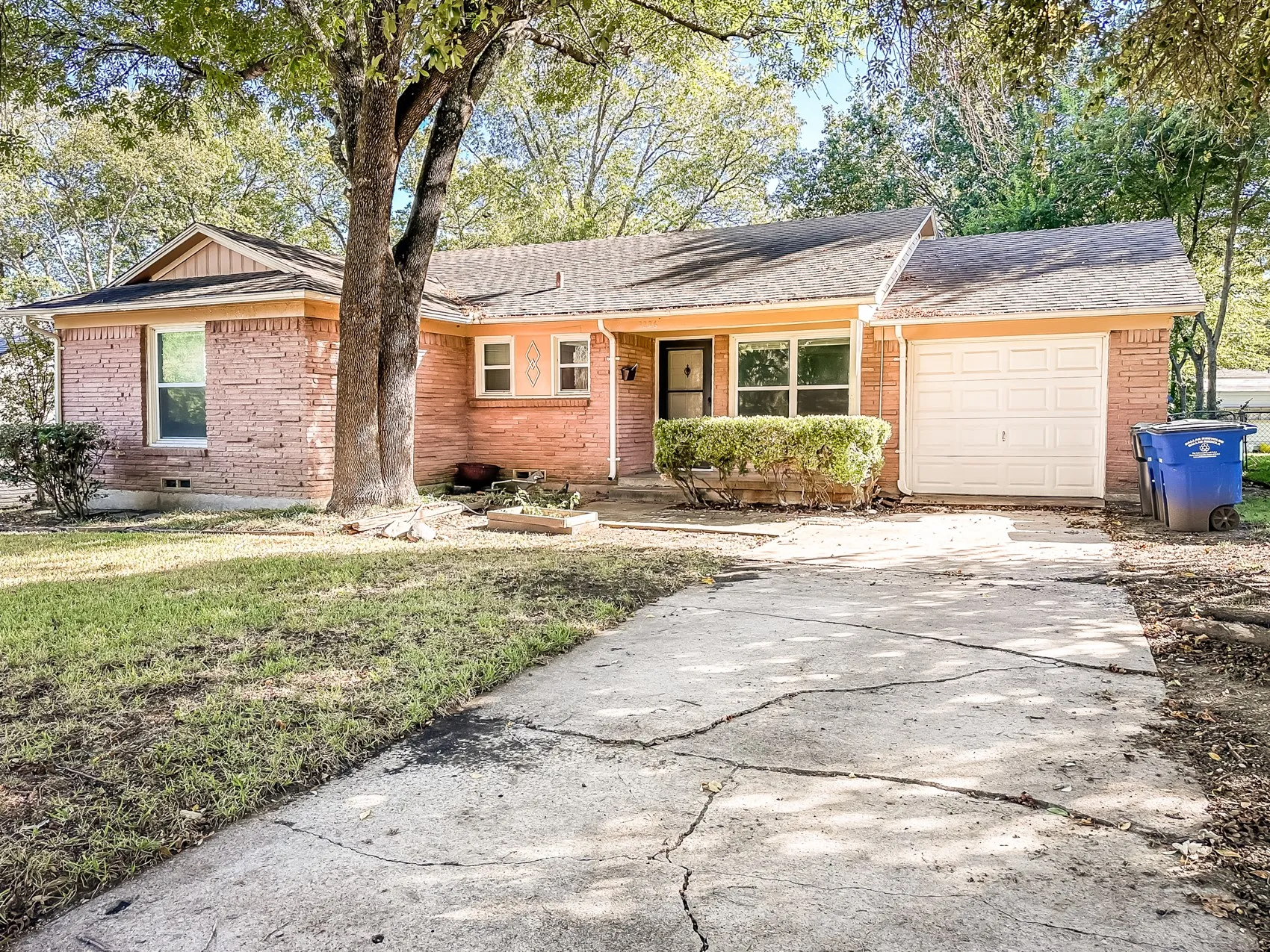Single Family Residence For Rent in Dallas County , 3226 San Medina Avenue, Dallas, Texas 75228, 3 Bedroom, 2 Bathroom, 1 Garage spaces, 1,208 Sqft, built in 1954, mls#21309568, Real Estate Agent in Dallas, Homes For Rent in Dallas county, Homes For Rent in Dallas, Realtor in Dallas Texas, Real Estate Brokerage Independent Realty Texas, Luminita Cordes Realtor