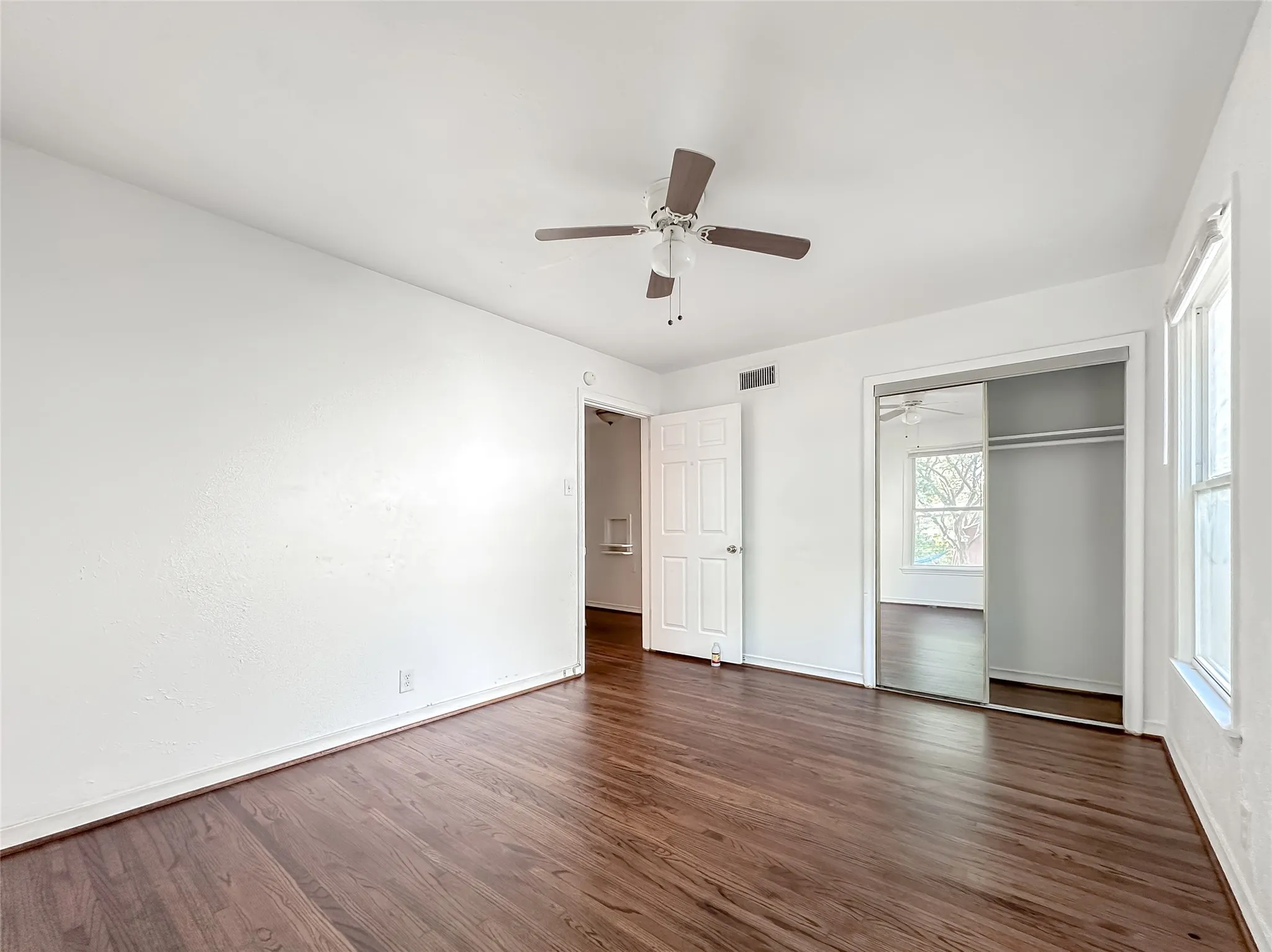 Single Family Residence For Rent in Dallas County , 3226 San Medina Avenue, Dallas, Texas 75228, 3 Bedroom, 2 Bathroom, 1 Garage spaces, 1,208 Sqft, built in 1954, mls#21309568, Real Estate Agent in Dallas, Homes For Rent in Dallas county, Homes For Rent in Dallas, Realtor in Dallas Texas, Real Estate Brokerage Independent Realty Texas, Luminita Cordes Realtor
