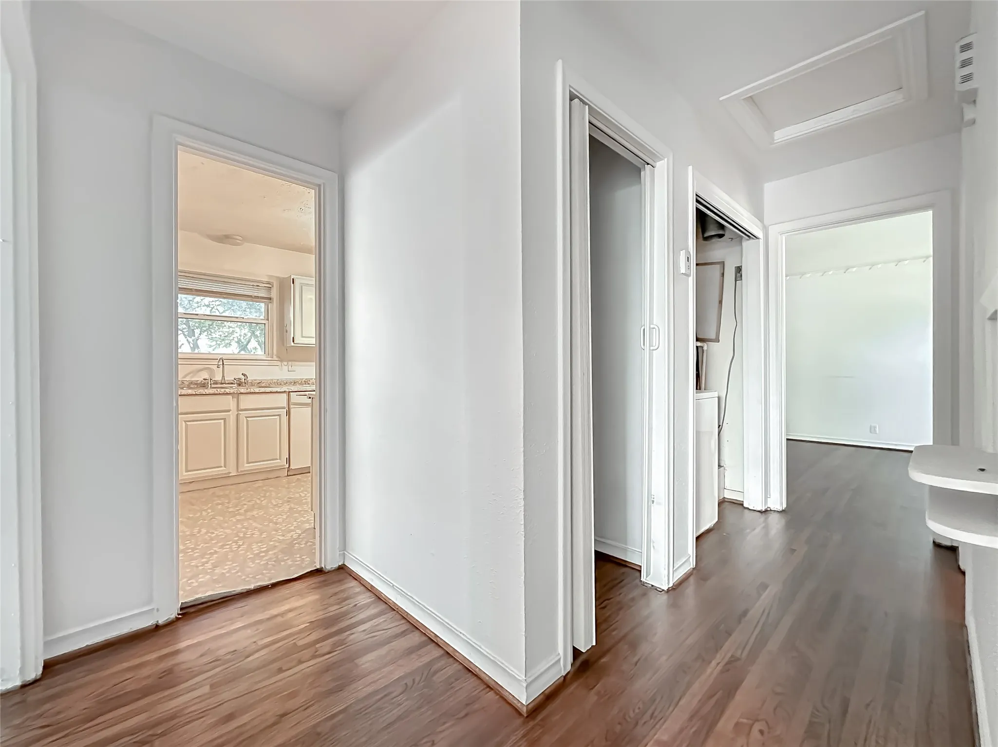 Single Family Residence For Rent in Dallas County , 3226 San Medina Avenue, Dallas, Texas 75228, 3 Bedroom, 2 Bathroom, 1 Garage spaces, 1,208 Sqft, built in 1954, mls#21309568, Real Estate Agent in Dallas, Homes For Rent in Dallas county, Homes For Rent in Dallas, Realtor in Dallas Texas, Real Estate Brokerage Independent Realty Texas, Luminita Cordes Realtor