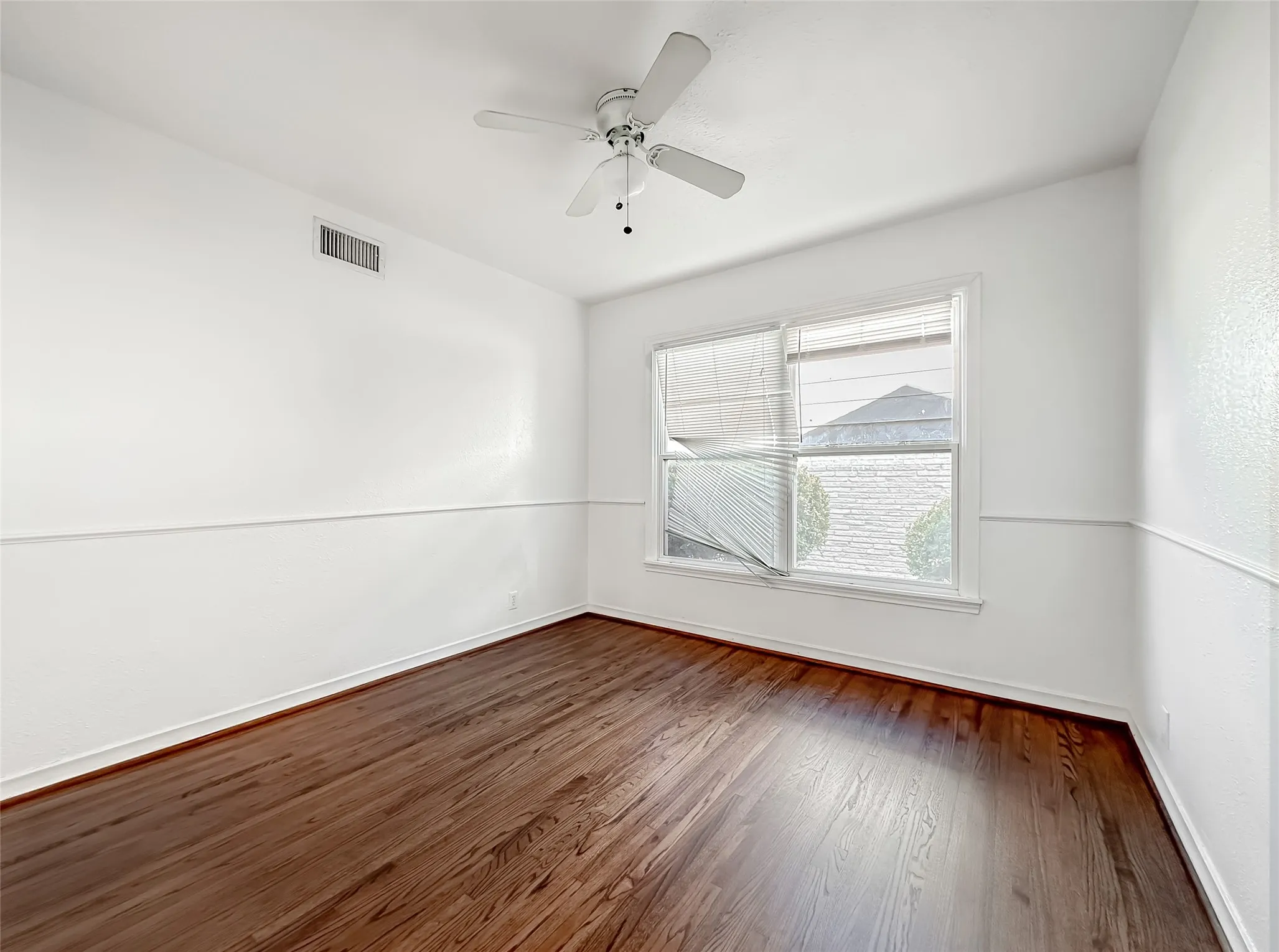 Single Family Residence For Rent in Dallas County , 3226 San Medina Avenue, Dallas, Texas 75228, 3 Bedroom, 2 Bathroom, 1 Garage spaces, 1,208 Sqft, built in 1954, mls#21309568, Real Estate Agent in Dallas, Homes For Rent in Dallas county, Homes For Rent in Dallas, Realtor in Dallas Texas, Real Estate Brokerage Independent Realty Texas, Luminita Cordes Realtor