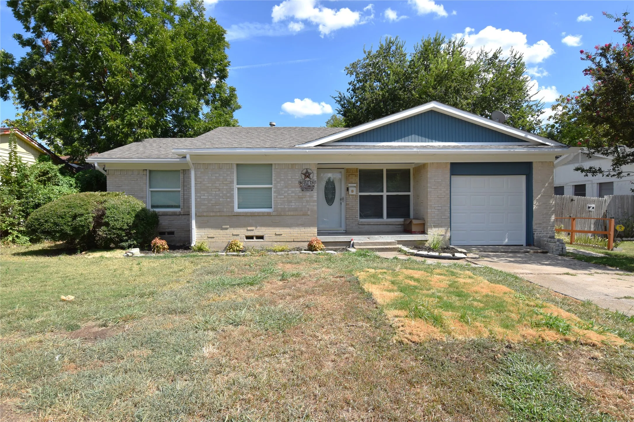 Single Family Residence For Sale in Dallas County , 1718 Summit Street, Mesquite, Texas 75149, 3 Bedroom, 2 Bathroom, 1 Garage spaces, 1,216 Sqft, built in 1959, mls#21336418, Real Estate Agent in Mesquite, Homes For Sale in Dallas county, Homes For Sale in Mesquite, Realtor in Mesquite Texas, Real Estate Brokerage Independent Realty Texas, Luminita Cordes Realtor