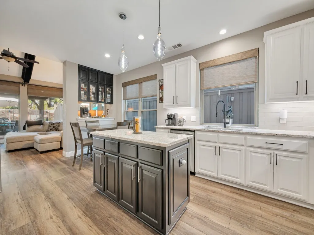 Single Family Residence For Sale in Denton County , 11852 Blackhawk Drive, Frisco, Texas 75033, 4 Bedroom, 3 Bathroom, 2 Garage spaces, 2,631 Sqft, built in 2003, mls#21326687, Real Estate Agent in Frisco, Homes For Sale in Denton county, Homes For Sale in Frisco, Realtor in Frisco Texas, Real Estate Brokerage Independent Realty Texas, Luminita Cordes Realtor