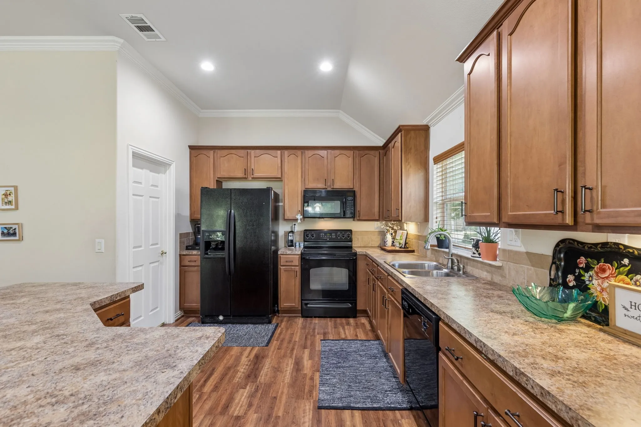Single Family Residence For Sale in Denton County , 9600 Applewood Trail, Denton, Texas 76207, 3 Bedroom, 2 Bathroom, 2 Garage spaces, 1,535 Sqft, built in 2005, mls#21334101, Real Estate Agent in Denton, Homes For Sale in Denton county, Homes For Sale in Denton, Realtor in Denton Texas, Real Estate Brokerage Independent Realty Texas, Luminita Cordes Realtor