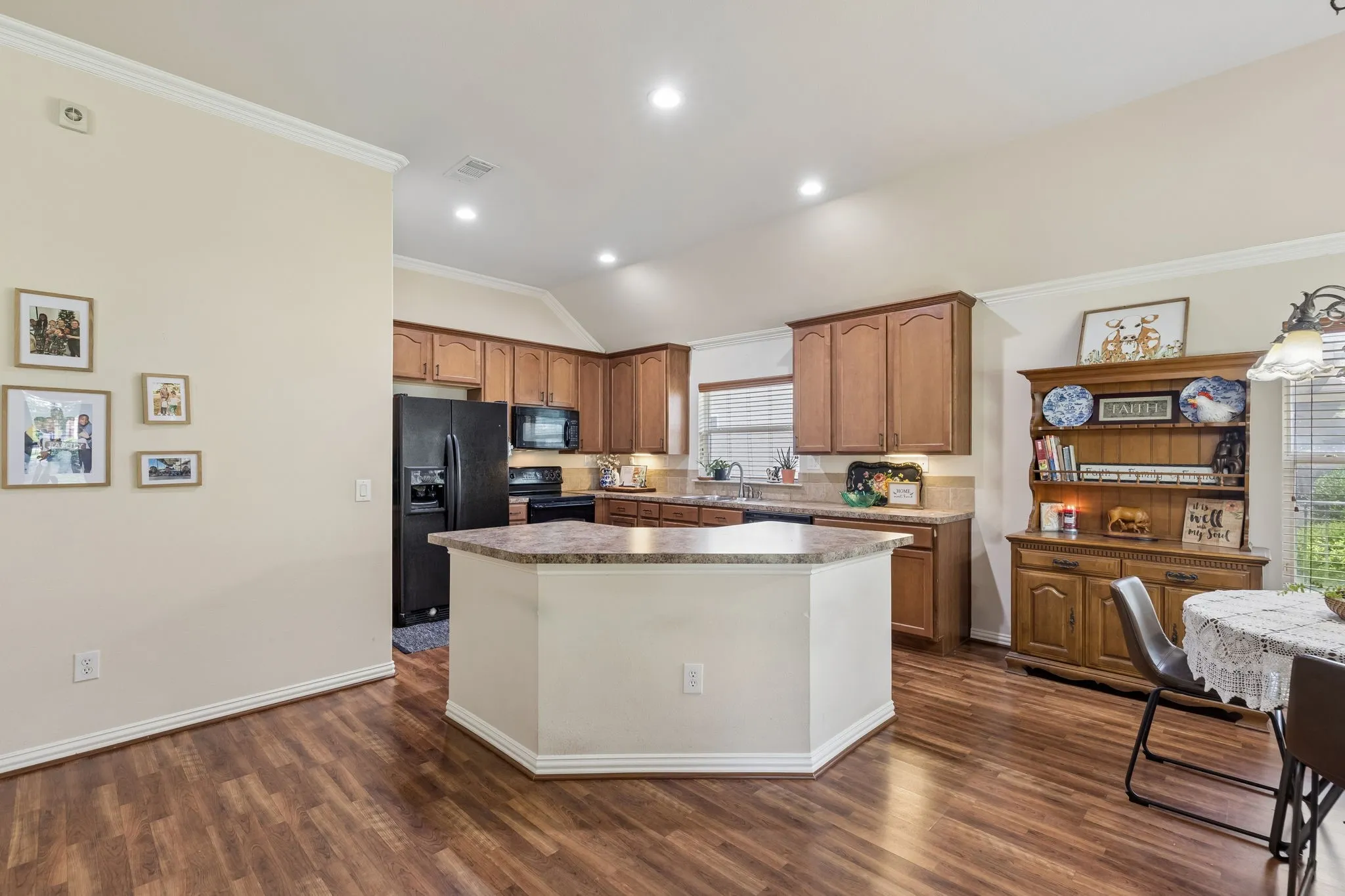Single Family Residence For Sale in Denton County , 9600 Applewood Trail, Denton, Texas 76207, 3 Bedroom, 2 Bathroom, 2 Garage spaces, 1,535 Sqft, built in 2005, mls#21334101, Real Estate Agent in Denton, Homes For Sale in Denton county, Homes For Sale in Denton, Realtor in Denton Texas, Real Estate Brokerage Independent Realty Texas, Luminita Cordes Realtor