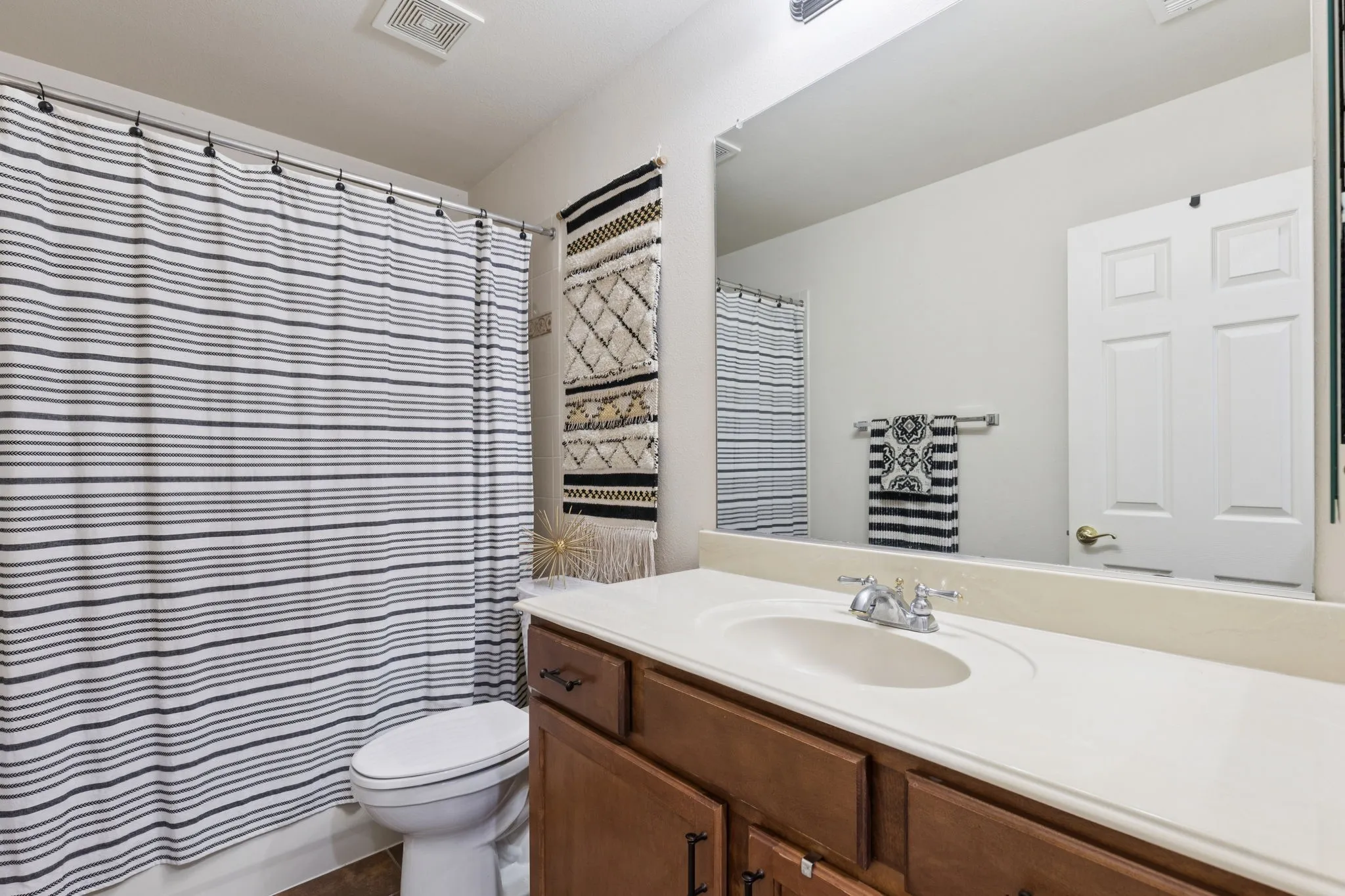 Single Family Residence For Sale in Denton County , 9600 Applewood Trail, Denton, Texas 76207, 3 Bedroom, 2 Bathroom, 2 Garage spaces, 1,535 Sqft, built in 2005, mls#21334101, Real Estate Agent in Denton, Homes For Sale in Denton county, Homes For Sale in Denton, Realtor in Denton Texas, Real Estate Brokerage Independent Realty Texas, Luminita Cordes Realtor