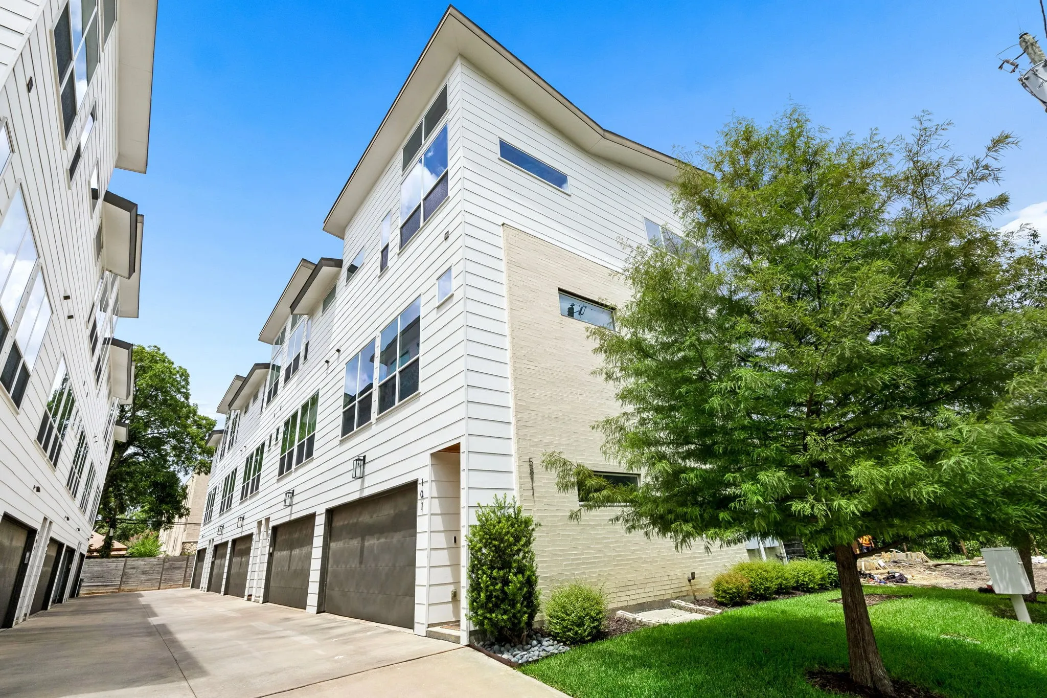 Condominium For Sale in Dallas County , 5811 Lindell Avenue 102, Dallas, Texas 75206, 2 Bedroom, 3 Bathroom, 2 Garage spaces, 1,463 Sqft, built in 2018, mls#21335950, Real Estate Agent in Dallas, Homes For Sale in Dallas county, Homes For Sale in Dallas, Realtor in Dallas Texas, Real Estate Brokerage Independent Realty Texas, Luminita Cordes Realtor