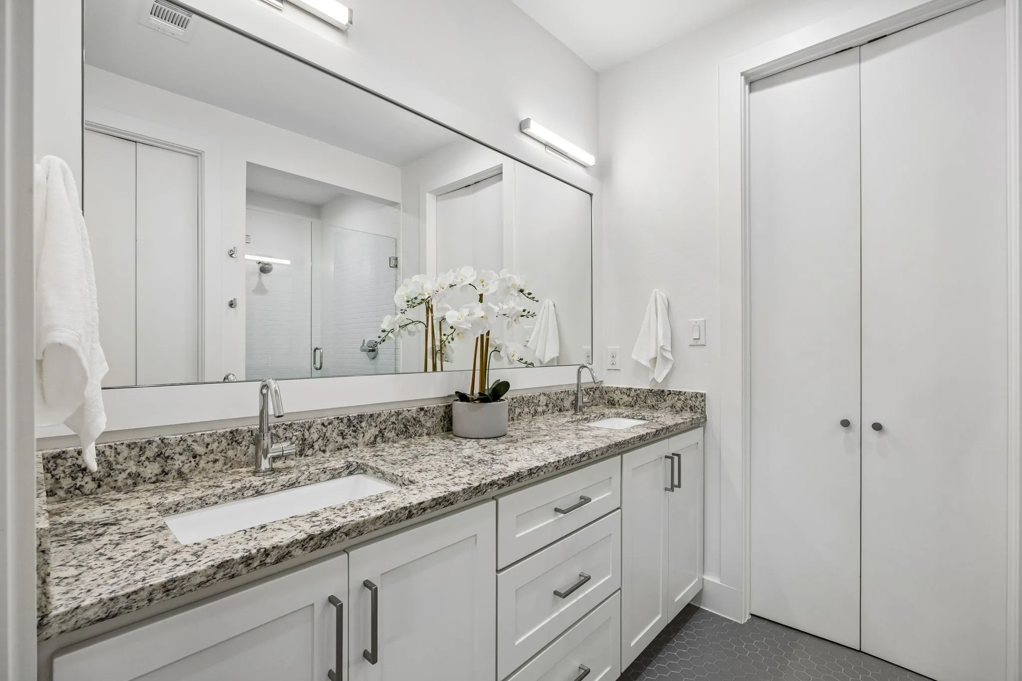 Condominium For Sale in Dallas County , 5811 Lindell Avenue 102, Dallas, Texas 75206, 2 Bedroom, 3 Bathroom, 2 Garage spaces, 1,463 Sqft, built in 2018, mls#21335950, Real Estate Agent in Dallas, Homes For Sale in Dallas county, Homes For Sale in Dallas, Realtor in Dallas Texas, Real Estate Brokerage Independent Realty Texas, Luminita Cordes Realtor