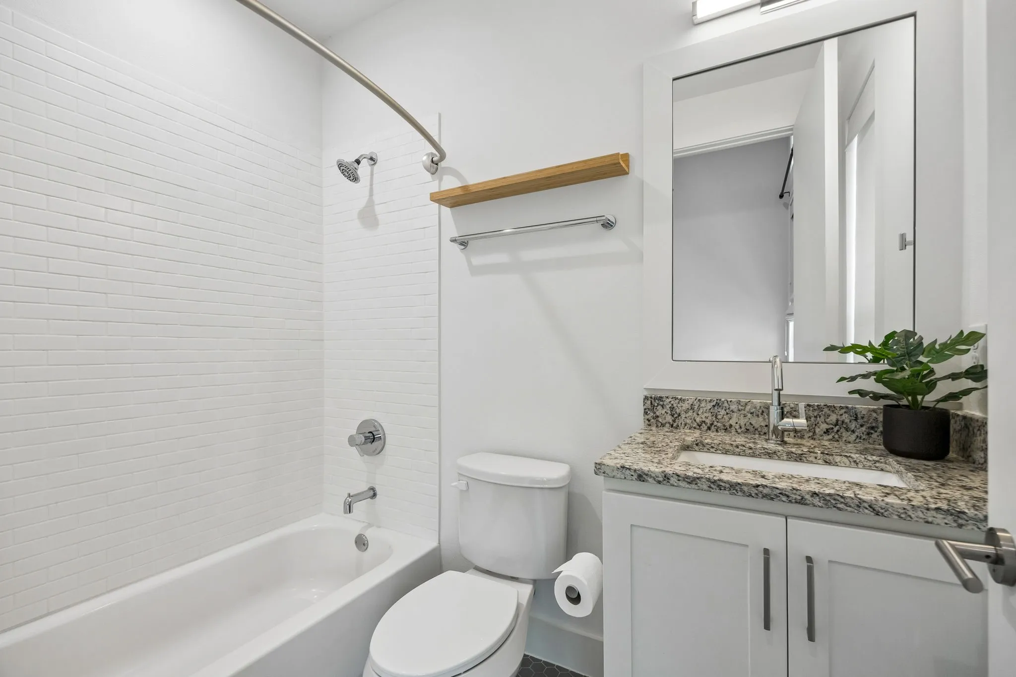 Condominium For Sale in Dallas County , 5811 Lindell Avenue 102, Dallas, Texas 75206, 2 Bedroom, 3 Bathroom, 2 Garage spaces, 1,463 Sqft, built in 2018, mls#21335950, Real Estate Agent in Dallas, Homes For Sale in Dallas county, Homes For Sale in Dallas, Realtor in Dallas Texas, Real Estate Brokerage Independent Realty Texas, Luminita Cordes Realtor
