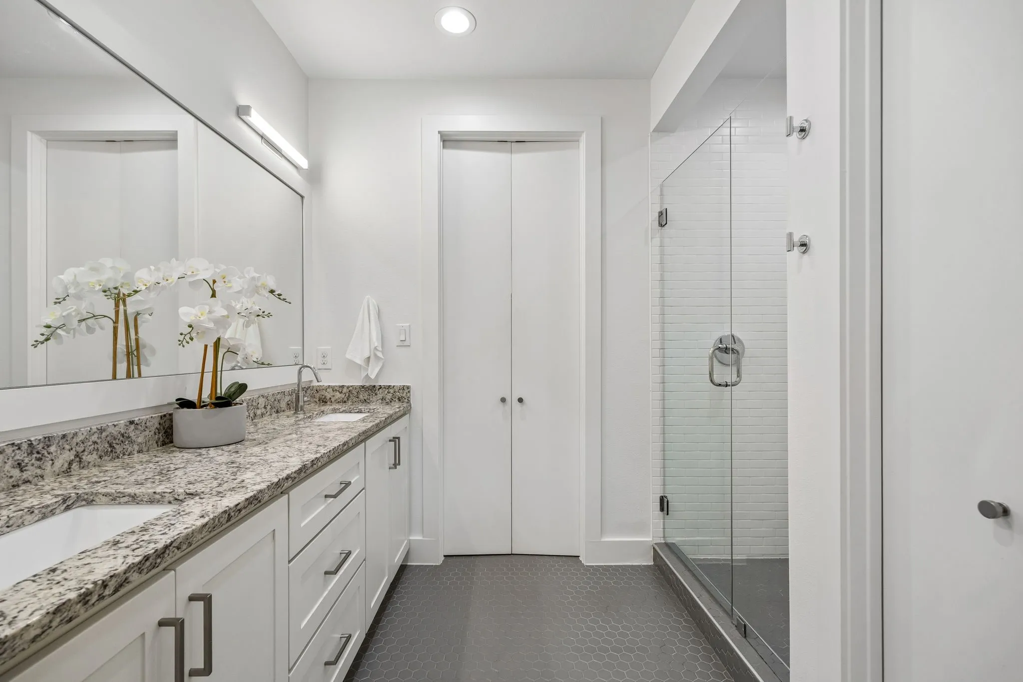 Condominium For Sale in Dallas County , 5811 Lindell Avenue 102, Dallas, Texas 75206, 2 Bedroom, 3 Bathroom, 2 Garage spaces, 1,463 Sqft, built in 2018, mls#21335950, Real Estate Agent in Dallas, Homes For Sale in Dallas county, Homes For Sale in Dallas, Realtor in Dallas Texas, Real Estate Brokerage Independent Realty Texas, Luminita Cordes Realtor