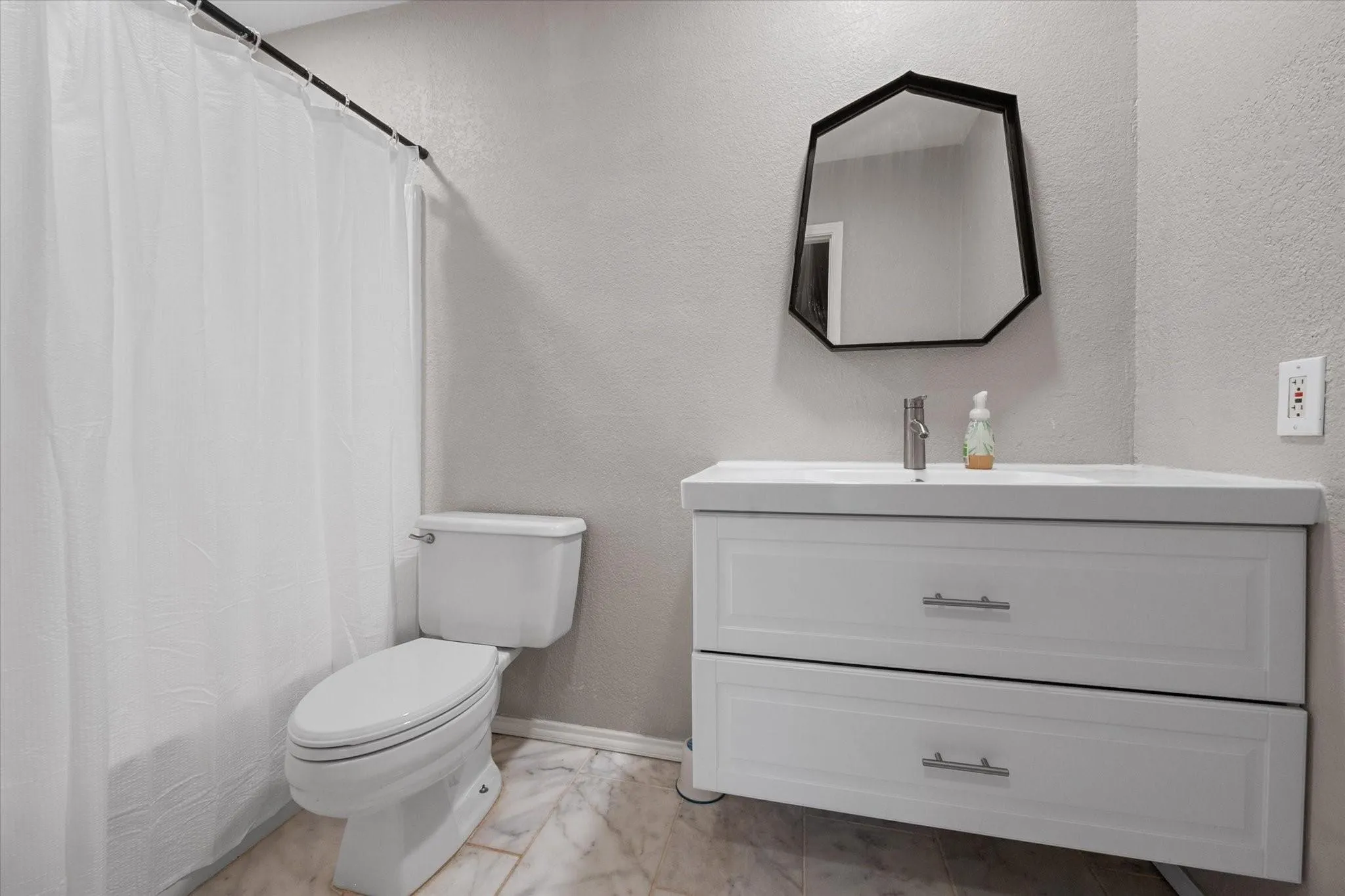 Townhouse For Rent in Tarrant County , 2312 Perkins Road, Arlington, Texas 76016, 2 Bedroom, 3 Bathroom, 1 Garage spaces, 1,390 Sqft, built in 1985, mls#21336555, Real Estate Agent in Arlington, Homes For Rent in Tarrant county, Homes For Rent in Arlington, Realtor in Arlington Texas, Real Estate Brokerage Independent Realty Texas, Luminita Cordes Realtor