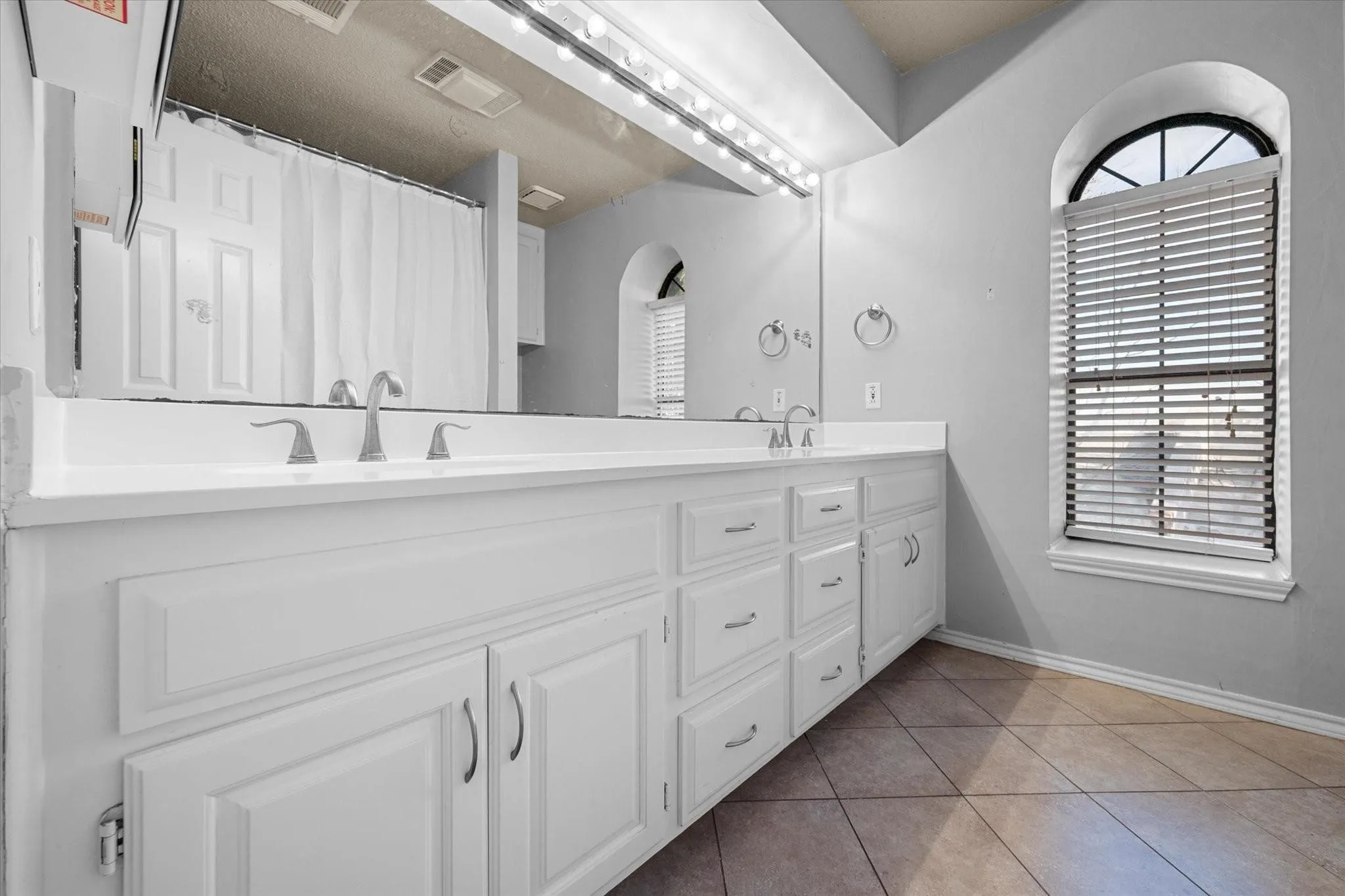 Townhouse For Rent in Tarrant County , 2312 Perkins Road, Arlington, Texas 76016, 2 Bedroom, 3 Bathroom, 1 Garage spaces, 1,390 Sqft, built in 1985, mls#21336555, Real Estate Agent in Arlington, Homes For Rent in Tarrant county, Homes For Rent in Arlington, Realtor in Arlington Texas, Real Estate Brokerage Independent Realty Texas, Luminita Cordes Realtor