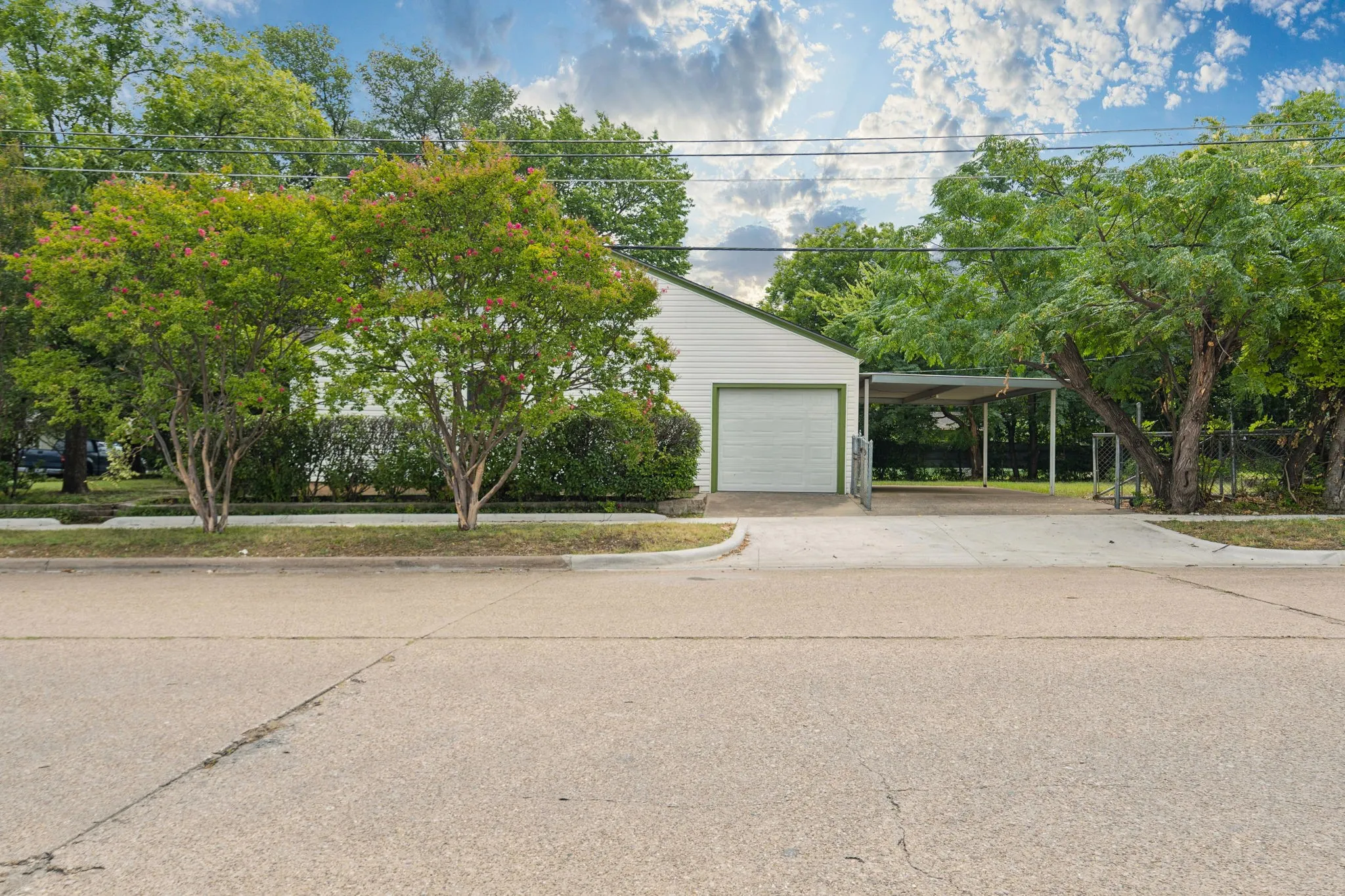 Single Family Residence For Sale in Dallas County , 2218 Mountain Lake Road, Dallas, Texas 75224, 2 Bedroom, 1 Bathroom, 1 Garage spaces, 982 Sqft, built in 1950, mls#21331997, Real Estate Agent in Dallas, Homes For Sale in Dallas county, Homes For Sale in Dallas, Realtor in Dallas Texas, Real Estate Brokerage Independent Realty Texas, Luminita Cordes Realtor