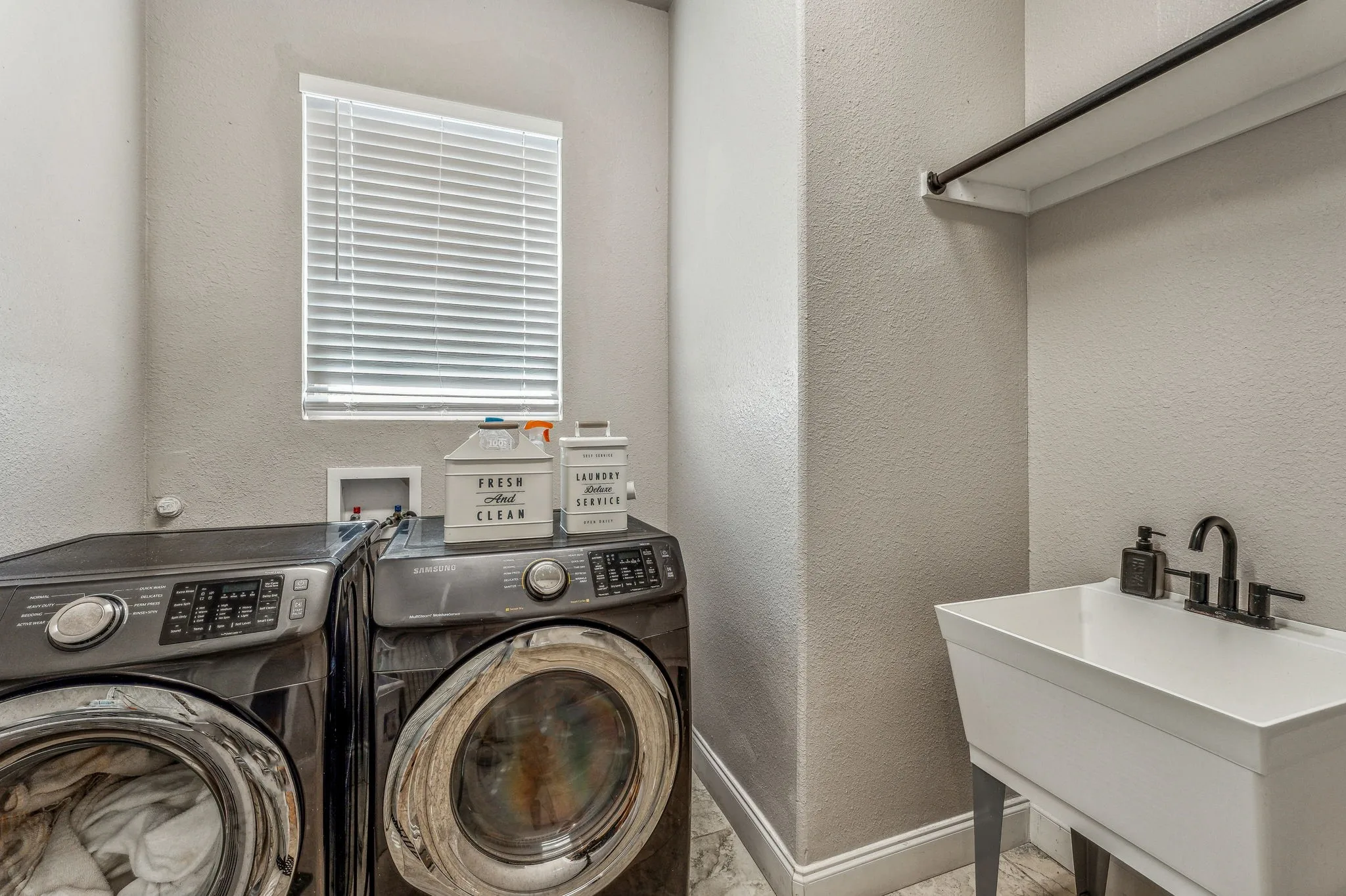 Single Family Residence For Sale in Erath County , 2350 Lakeside Drive, Bluff Dale, Texas 76433, 3 Bedroom, 3 Bathroom, 2 Garage spaces, 2,742 Sqft, built in 2020, mls#21336619, Real Estate Agent in Bluff Dale, Homes For Sale in Erath county, Homes For Sale in Bluff Dale, Realtor in Bluff Dale Texas, Real Estate Brokerage Independent Realty Texas, Luminita Cordes Realtor