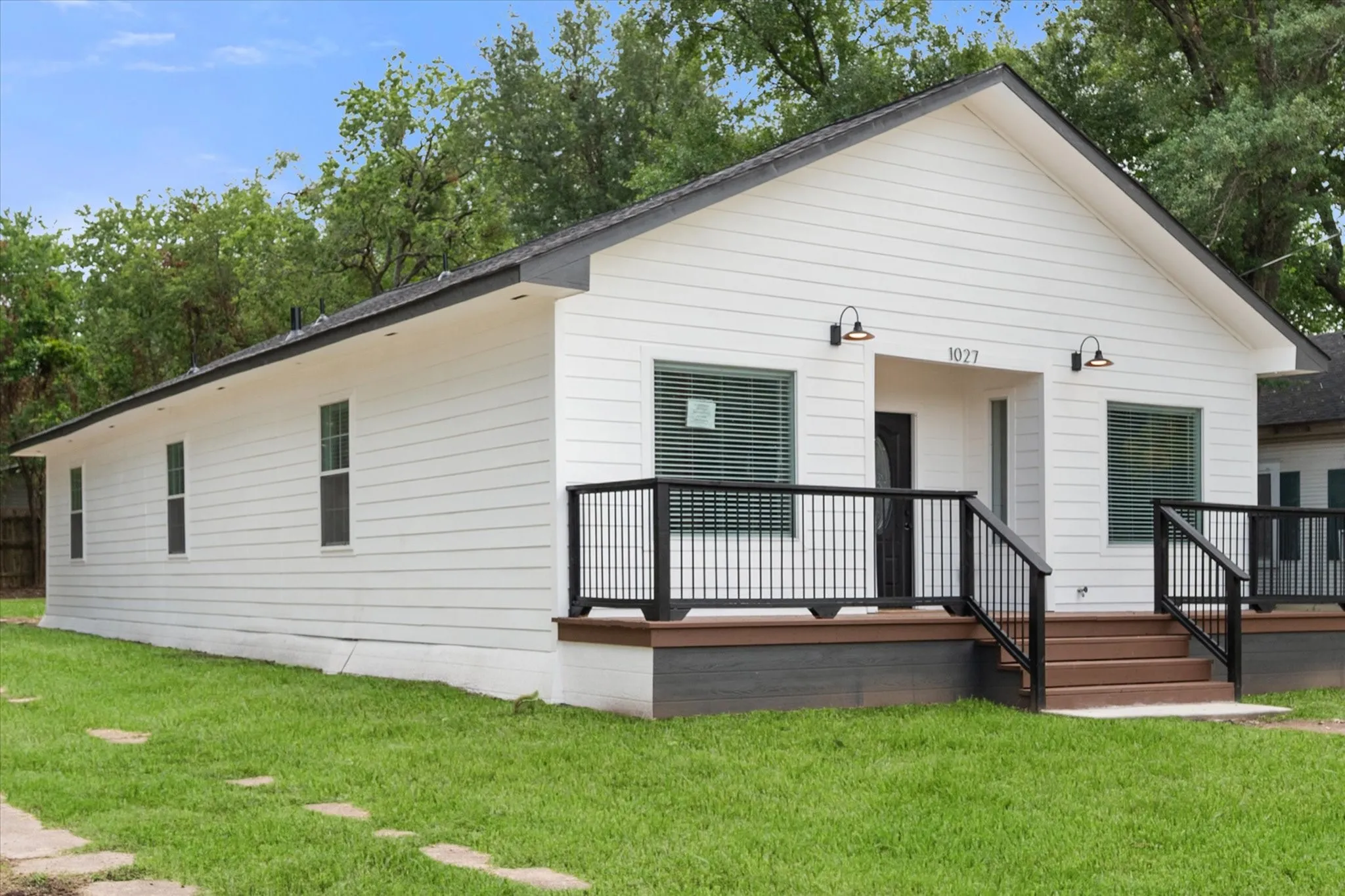 Single Family Residence For Sale in Navarro County , 1027 W 2nd Avenue, Corsicana, Texas 75110, 4 Bedroom, 3 Bathroom, Garage spaces, 1,950 Sqft, built in 1915, mls#21336520, Real Estate Agent in Corsicana, Homes For Sale in Navarro county, Homes For Sale in Corsicana, Realtor in Corsicana Texas, Real Estate Brokerage Independent Realty Texas, Luminita Cordes Realtor