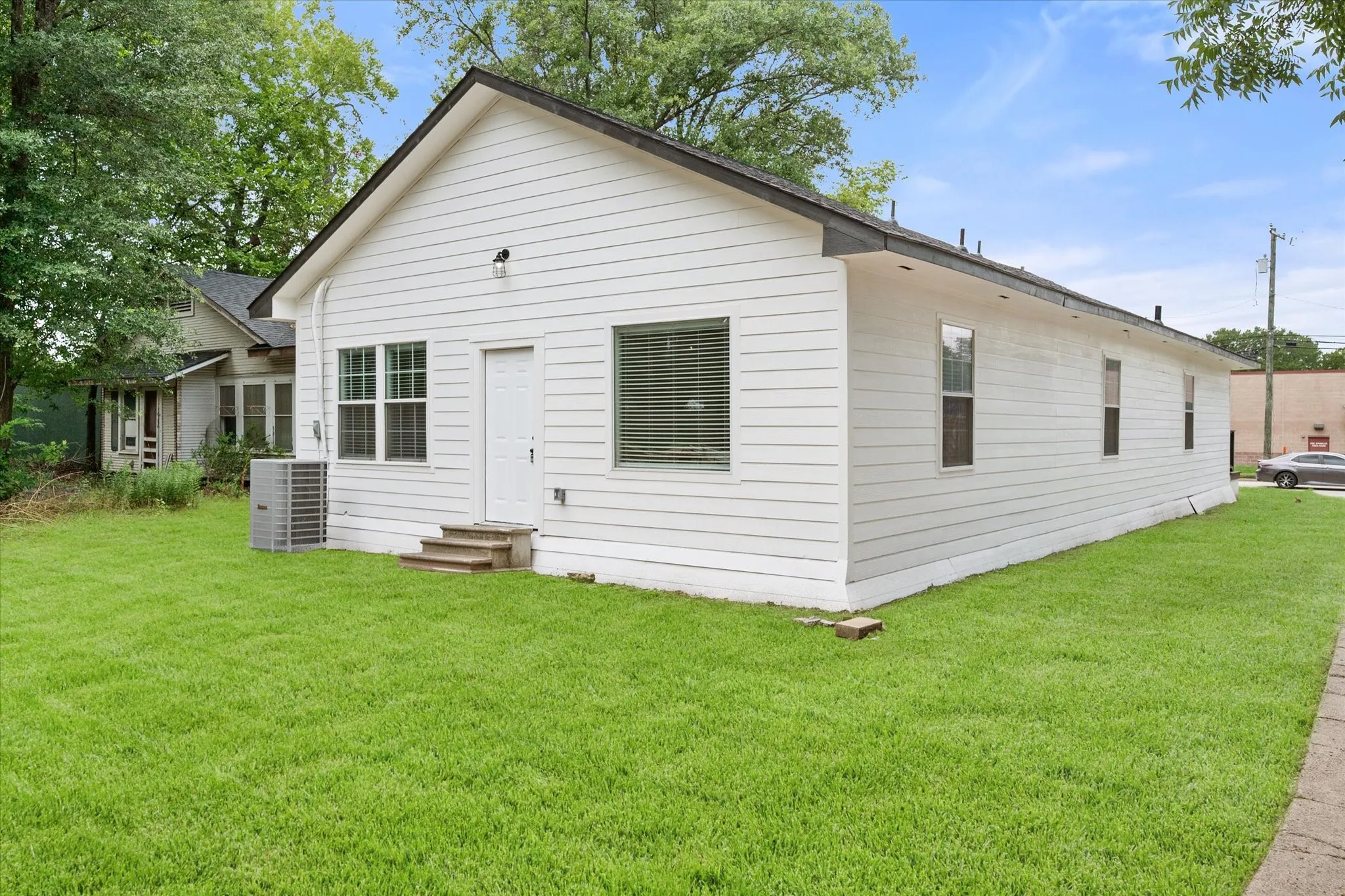 Single Family Residence For Sale in Navarro County , 1027 W 2nd Avenue, Corsicana, Texas 75110, 4 Bedroom, 3 Bathroom, Garage spaces, 1,950 Sqft, built in 1915, mls#21336520, Real Estate Agent in Corsicana, Homes For Sale in Navarro county, Homes For Sale in Corsicana, Realtor in Corsicana Texas, Real Estate Brokerage Independent Realty Texas, Luminita Cordes Realtor