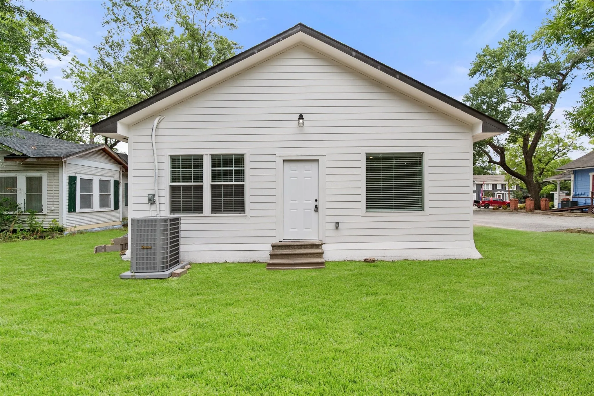 Single Family Residence For Sale in Navarro County , 1027 W 2nd Avenue, Corsicana, Texas 75110, 4 Bedroom, 3 Bathroom, Garage spaces, 1,950 Sqft, built in 1915, mls#21336520, Real Estate Agent in Corsicana, Homes For Sale in Navarro county, Homes For Sale in Corsicana, Realtor in Corsicana Texas, Real Estate Brokerage Independent Realty Texas, Luminita Cordes Realtor