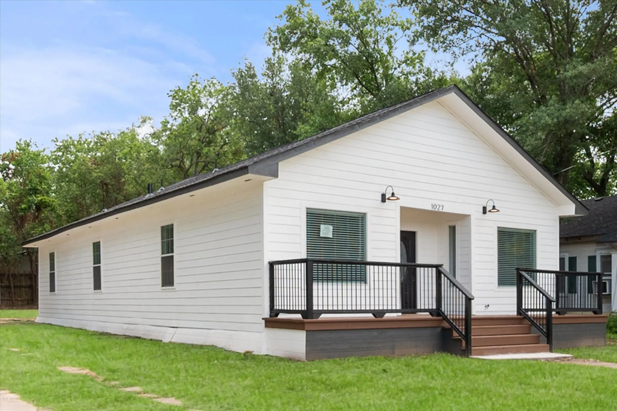 Single Family Residence For Sale in Navarro County , 1027 W 2nd Avenue, Corsicana, Texas 75110, 4 Bedroom, 3 Bathroom, Garage spaces, 1,950 Sqft, built in 1915, mls#21336520, Real Estate Agent in Corsicana, Homes For Sale in Navarro county, Homes For Sale in Corsicana, Realtor in Corsicana Texas, Real Estate Brokerage Independent Realty Texas, Luminita Cordes Realtor