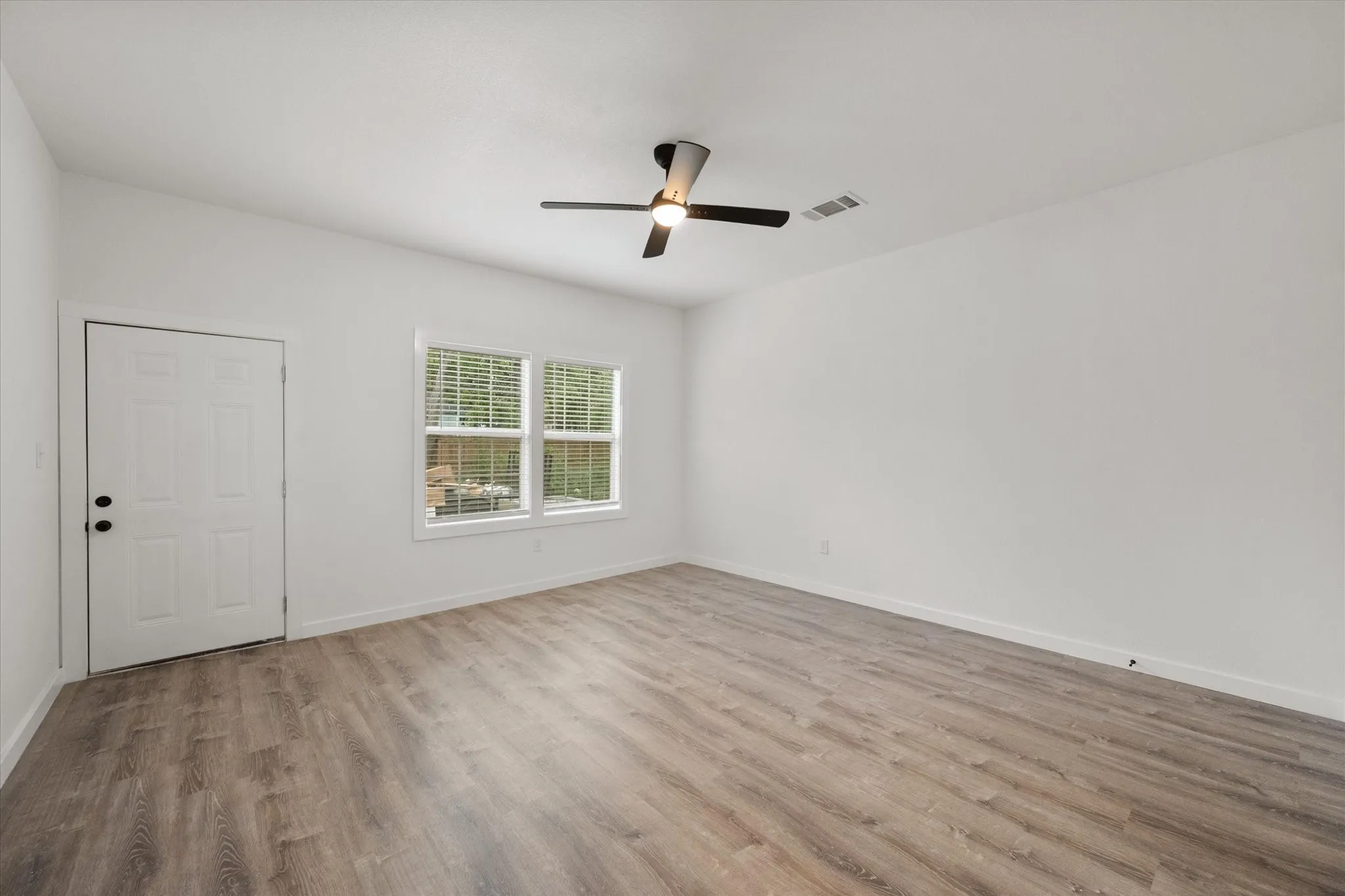 Single Family Residence For Sale in Navarro County , 1027 W 2nd Avenue, Corsicana, Texas 75110, 4 Bedroom, 3 Bathroom, Garage spaces, 1,950 Sqft, built in 1915, mls#21336520, Real Estate Agent in Corsicana, Homes For Sale in Navarro county, Homes For Sale in Corsicana, Realtor in Corsicana Texas, Real Estate Brokerage Independent Realty Texas, Luminita Cordes Realtor
