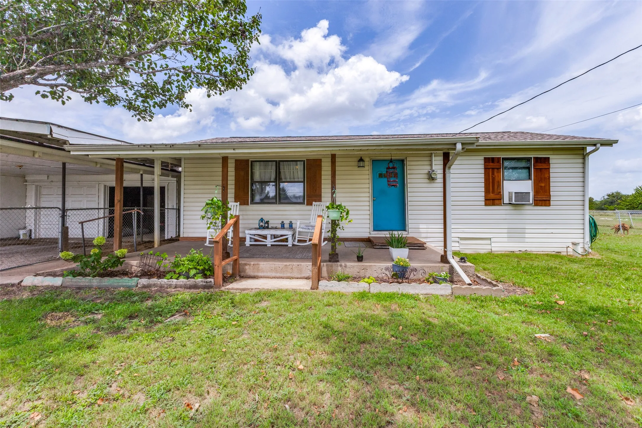 Single Family Residence For Sale in Hunt County , 7811 FM 35, Royse City, Texas 75189, 2 Bedroom, 1 Bathroom, 2 Garage spaces, 1,224 Sqft, built in 1965, mls#21336627, Real Estate Agent in Royse City, Homes For Sale in Hunt county, Homes For Sale in Royse City, Realtor in Royse City Texas, Real Estate Brokerage Independent Realty Texas, Luminita Cordes Realtor
