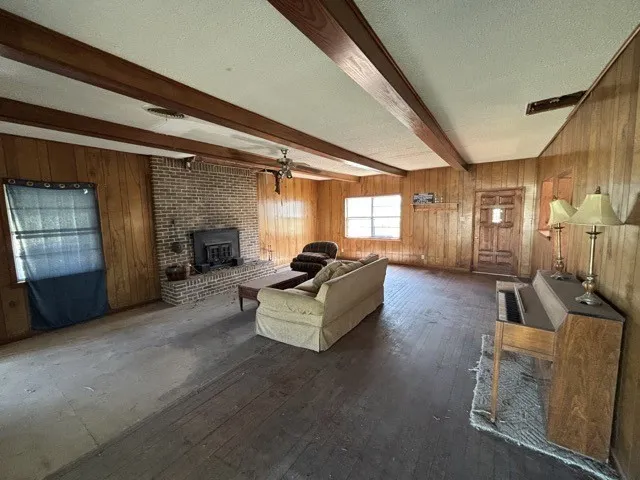 Single Family Residence For Sale in Montague County , 4064 Fm 1759, Nocona, Texas 76255, 2 Bedroom, 2 Bathroom, Garage spaces, 1,668 Sqft, built in 1959, mls#21336603, Real Estate Agent in Nocona, Homes For Sale in Montague county, Homes For Sale in Nocona, Realtor in Nocona Texas, Real Estate Brokerage Independent Realty Texas, Luminita Cordes Realtor