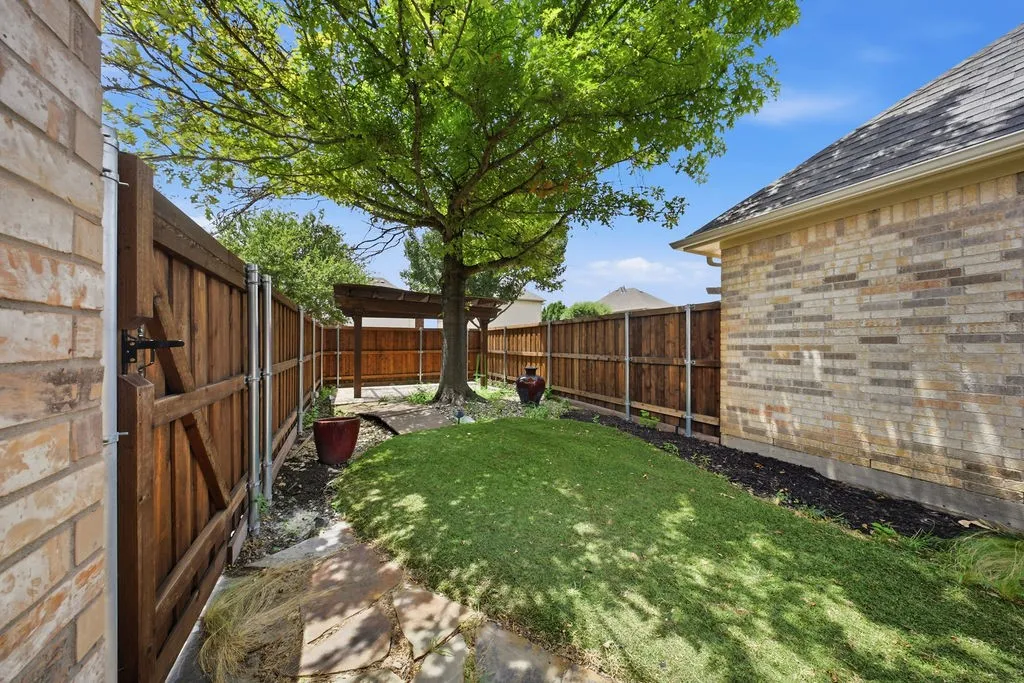 Single Family Residence For Rent in Collin County , 2140 Walnut Square Drive, Plano, Texas 75025, 4 Bedrooms, 4 Bathrooms, 2 Garage spaces, 2,297 Sqft, built in 2005, Price $2,950, mls#21333573, Real Estate Agent in Plano, Homes For Rent in Collin county, Homes For Rent in Plano, Realtor in Plano Texas, Real Estate Brokerage Independent Realty Texas, Luminita Cordes Realtor
