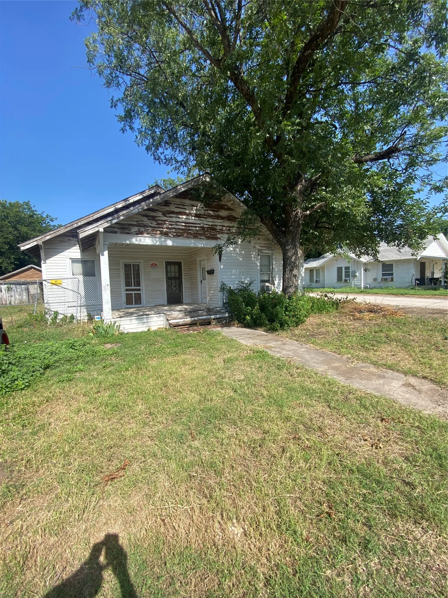 Single Family Residence For Sale in Coleman County , 402 S Nueces Street, Coleman, Texas 76834, 3 Bedroom, 2 Bathroom, Garage spaces, 1,664 Sqft, built in 1935, mls#21334251, Real Estate Agent in Coleman, Homes For Sale in Coleman county, Homes For Sale in Coleman, Realtor in Coleman Texas, Real Estate Brokerage Independent Realty Texas, Luminita Cordes Realtor