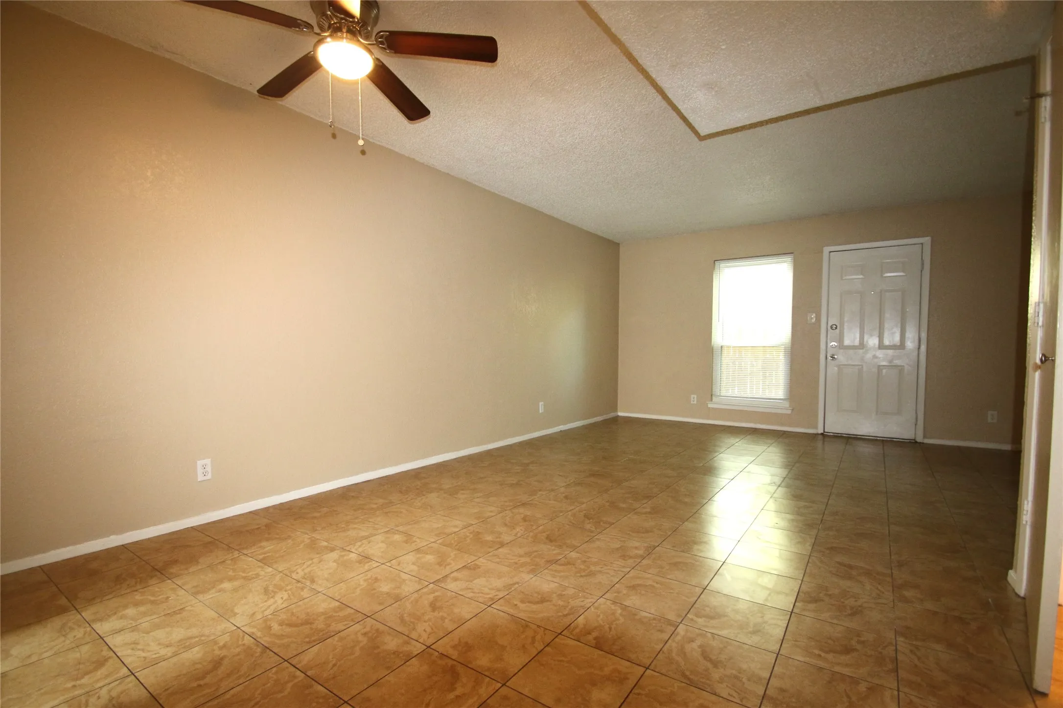 Townhouse For Rent in Tarrant County , 3732 Bonnie Drive C, Fort Worth, Texas 76116, 2 Bedroom, 2 Bathroom, Garage spaces, 1,095 Sqft, built in 1982, mls#21336309, Real Estate Agent in Fort Worth, Homes For Rent in Tarrant county, Homes For Rent in Fort Worth, Realtor in Fort Worth Texas, Real Estate Brokerage Independent Realty Texas, Luminita Cordes Realtor