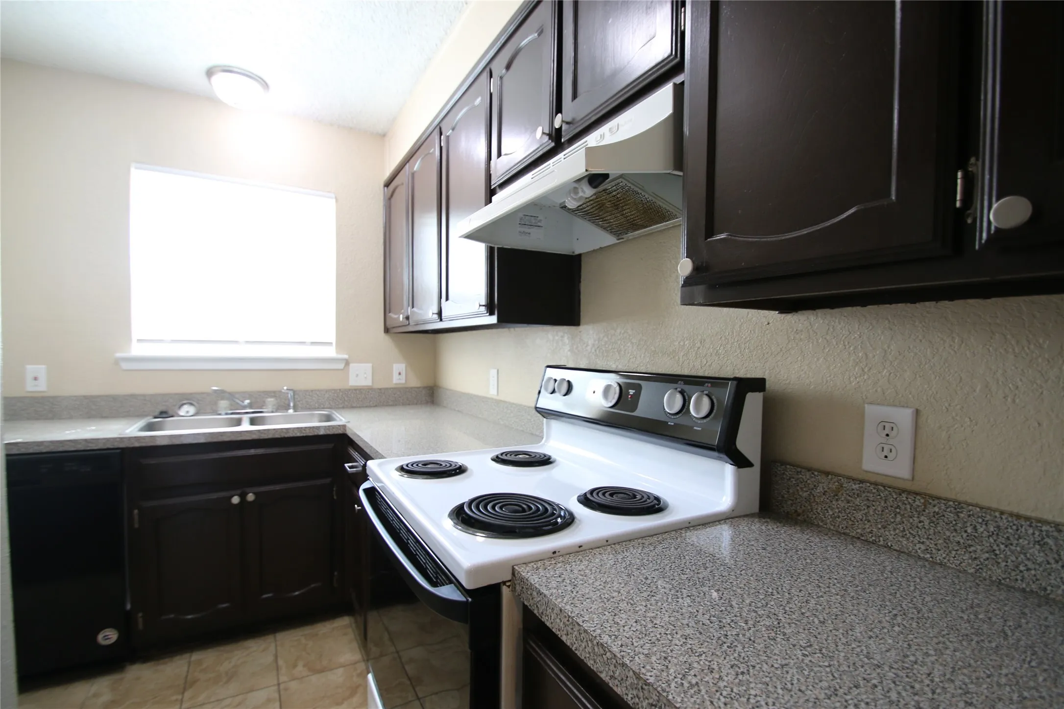 Townhouse For Rent in Tarrant County , 3732 Bonnie Drive C, Fort Worth, Texas 76116, 2 Bedroom, 2 Bathroom, Garage spaces, 1,095 Sqft, built in 1982, mls#21336309, Real Estate Agent in Fort Worth, Homes For Rent in Tarrant county, Homes For Rent in Fort Worth, Realtor in Fort Worth Texas, Real Estate Brokerage Independent Realty Texas, Luminita Cordes Realtor