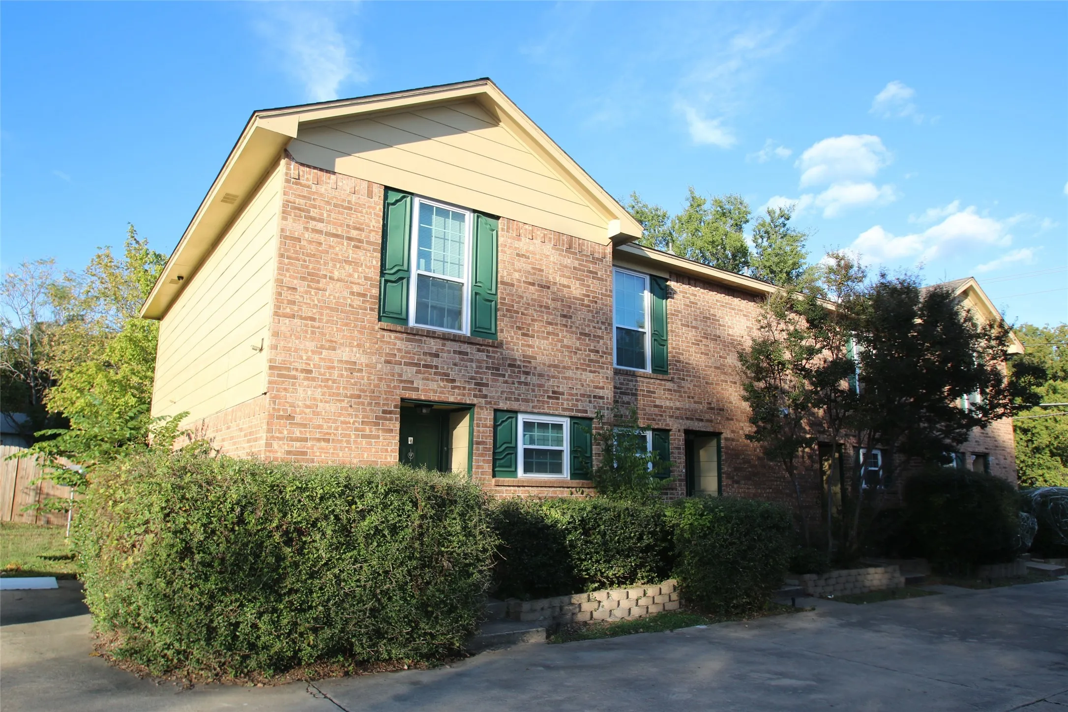 Townhouse For Rent in Tarrant County , 3732 Bonnie Drive C, Fort Worth, Texas 76116, 2 Bedroom, 2 Bathroom, Garage spaces, 1,095 Sqft, built in 1982, mls#21336309, Real Estate Agent in Fort Worth, Homes For Rent in Tarrant county, Homes For Rent in Fort Worth, Realtor in Fort Worth Texas, Real Estate Brokerage Independent Realty Texas, Luminita Cordes Realtor
