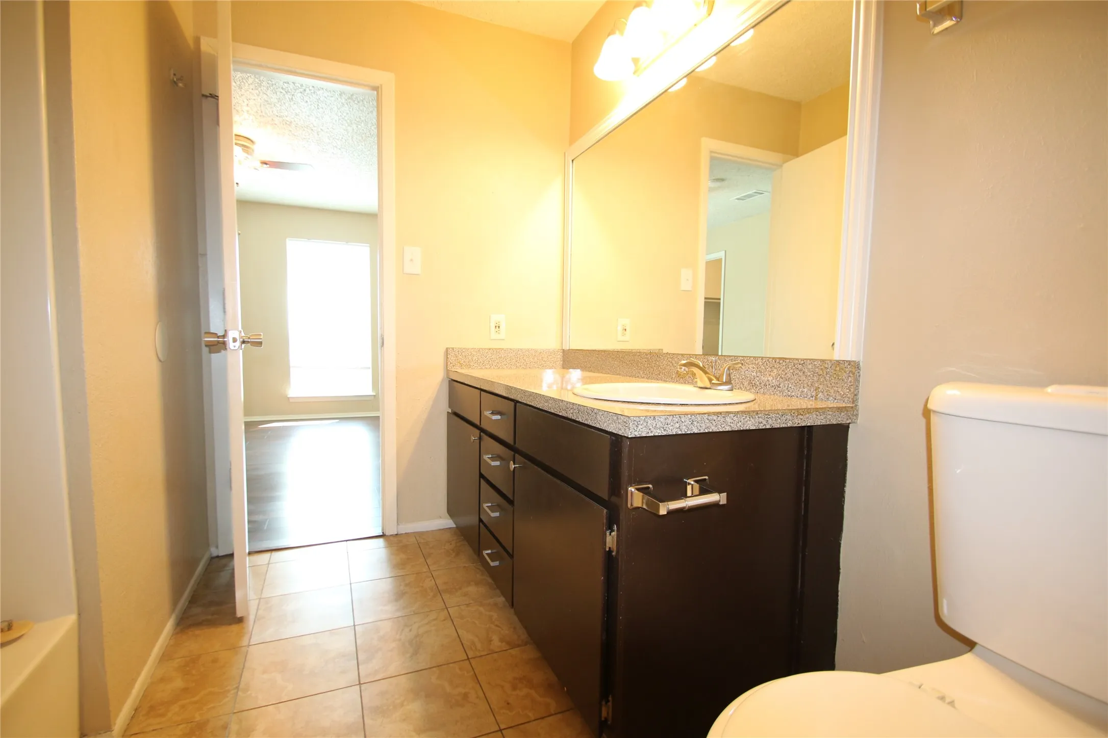 Townhouse For Rent in Tarrant County , 3732 Bonnie Drive C, Fort Worth, Texas 76116, 2 Bedroom, 2 Bathroom, Garage spaces, 1,095 Sqft, built in 1982, mls#21336309, Real Estate Agent in Fort Worth, Homes For Rent in Tarrant county, Homes For Rent in Fort Worth, Realtor in Fort Worth Texas, Real Estate Brokerage Independent Realty Texas, Luminita Cordes Realtor