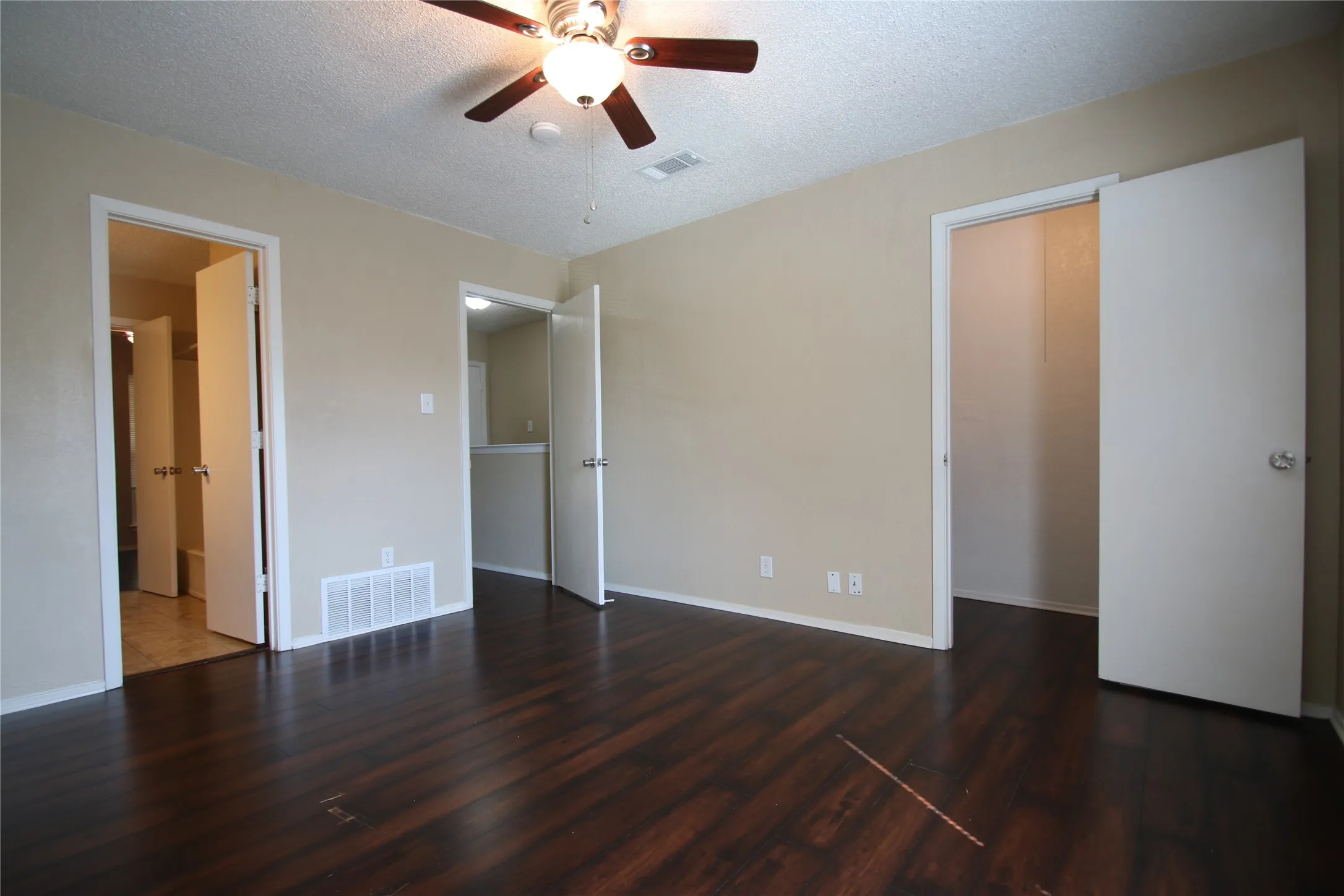 Townhouse For Rent in Tarrant County , 3732 Bonnie Drive C, Fort Worth, Texas 76116, 2 Bedroom, 2 Bathroom, Garage spaces, 1,095 Sqft, built in 1982, mls#21336309, Real Estate Agent in Fort Worth, Homes For Rent in Tarrant county, Homes For Rent in Fort Worth, Realtor in Fort Worth Texas, Real Estate Brokerage Independent Realty Texas, Luminita Cordes Realtor
